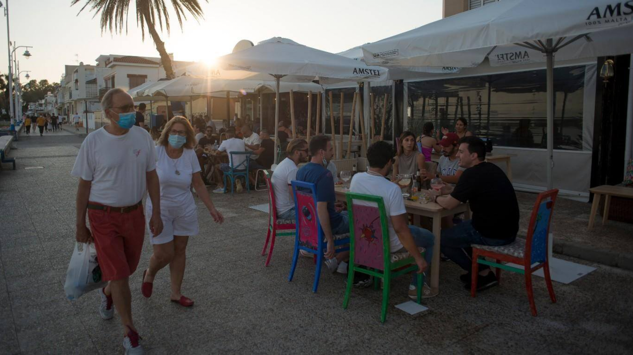 Anciano acusó de no usar tapabocas: le rompieron la cadera