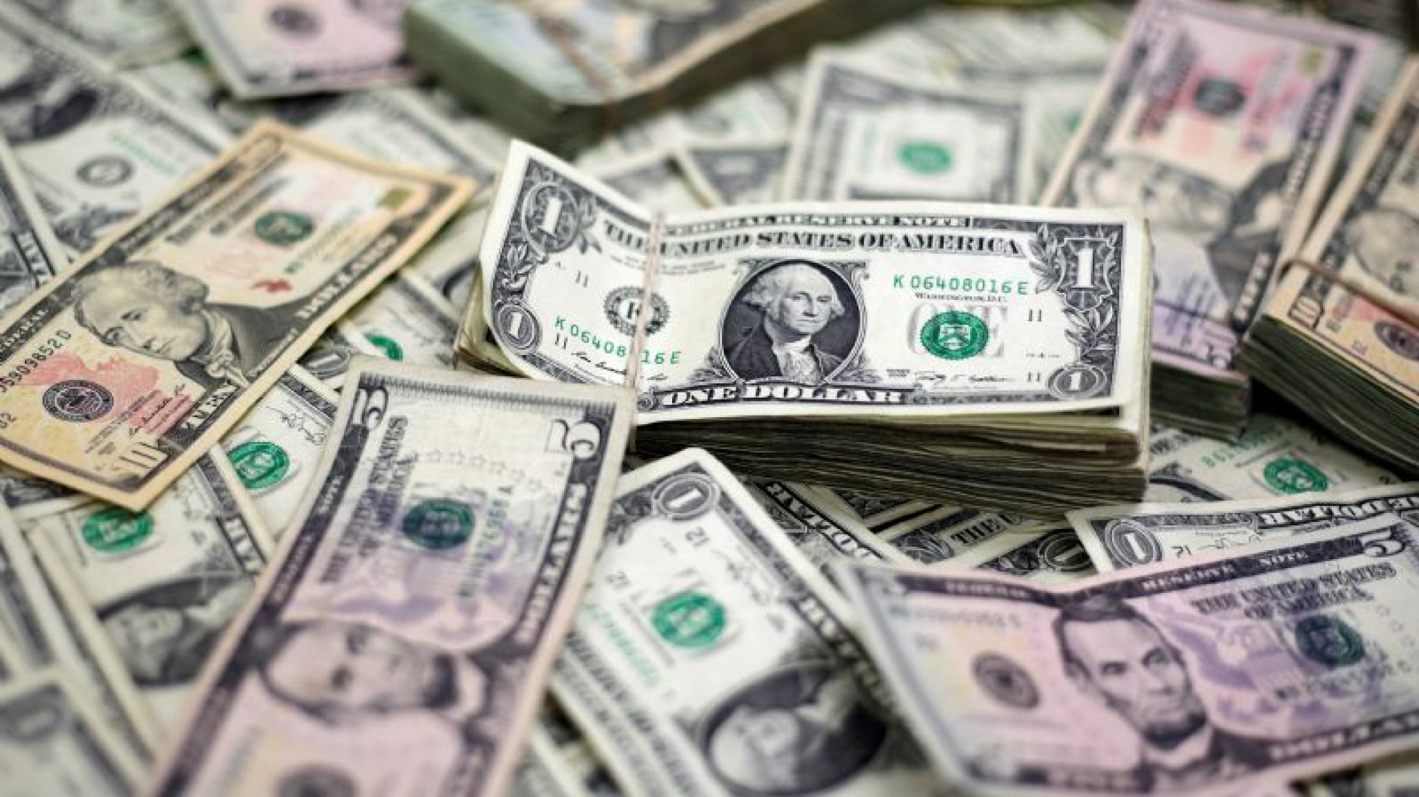 El dólar imparable: opera arriba de los $60