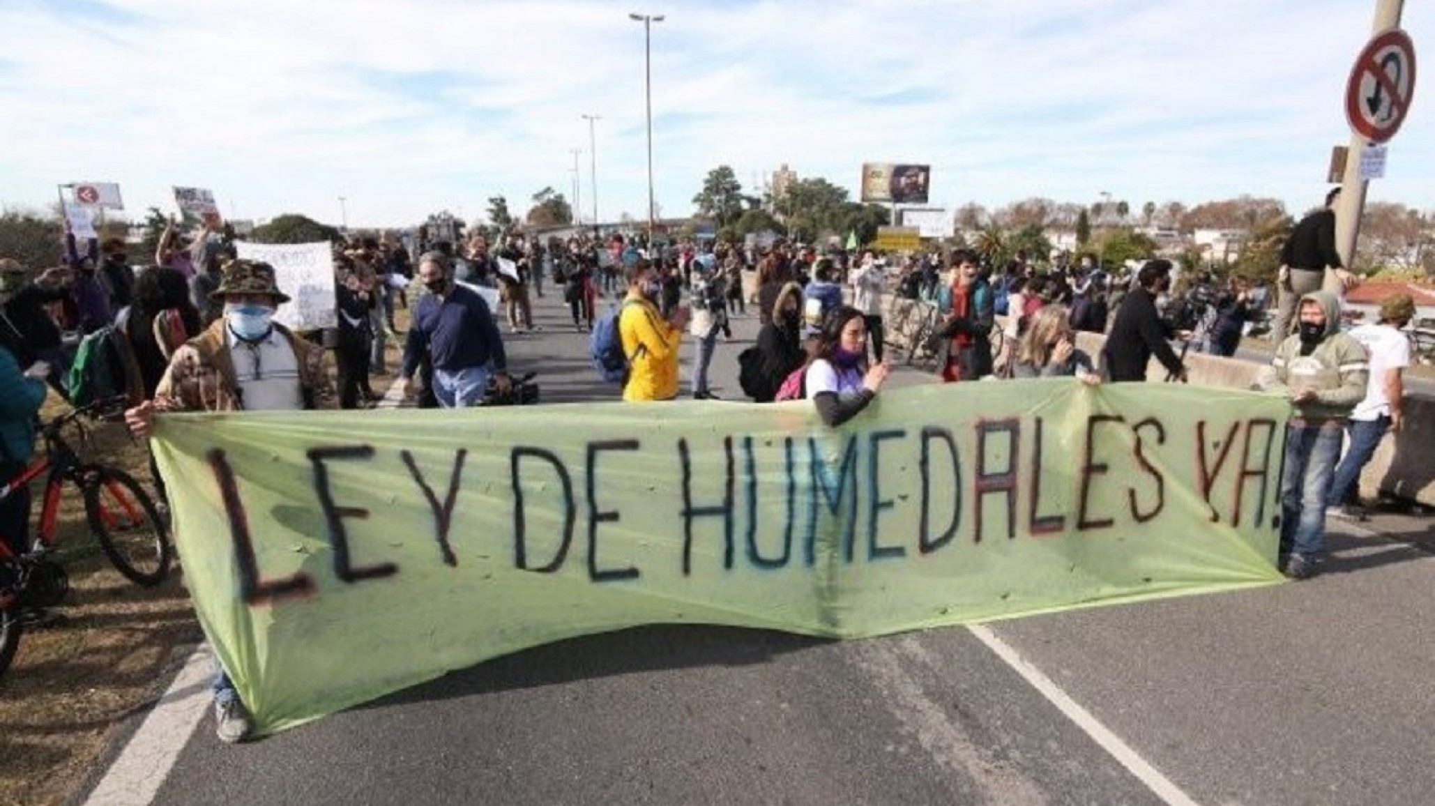 Cortan el puente Rosario-Victoria en protesta por la quema intencional de pastizales