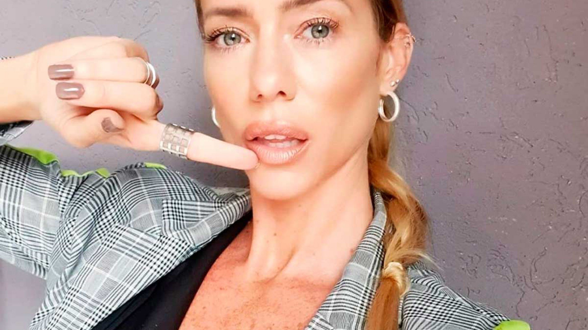 Nicole Neumann se mostró al sol y en microbikini