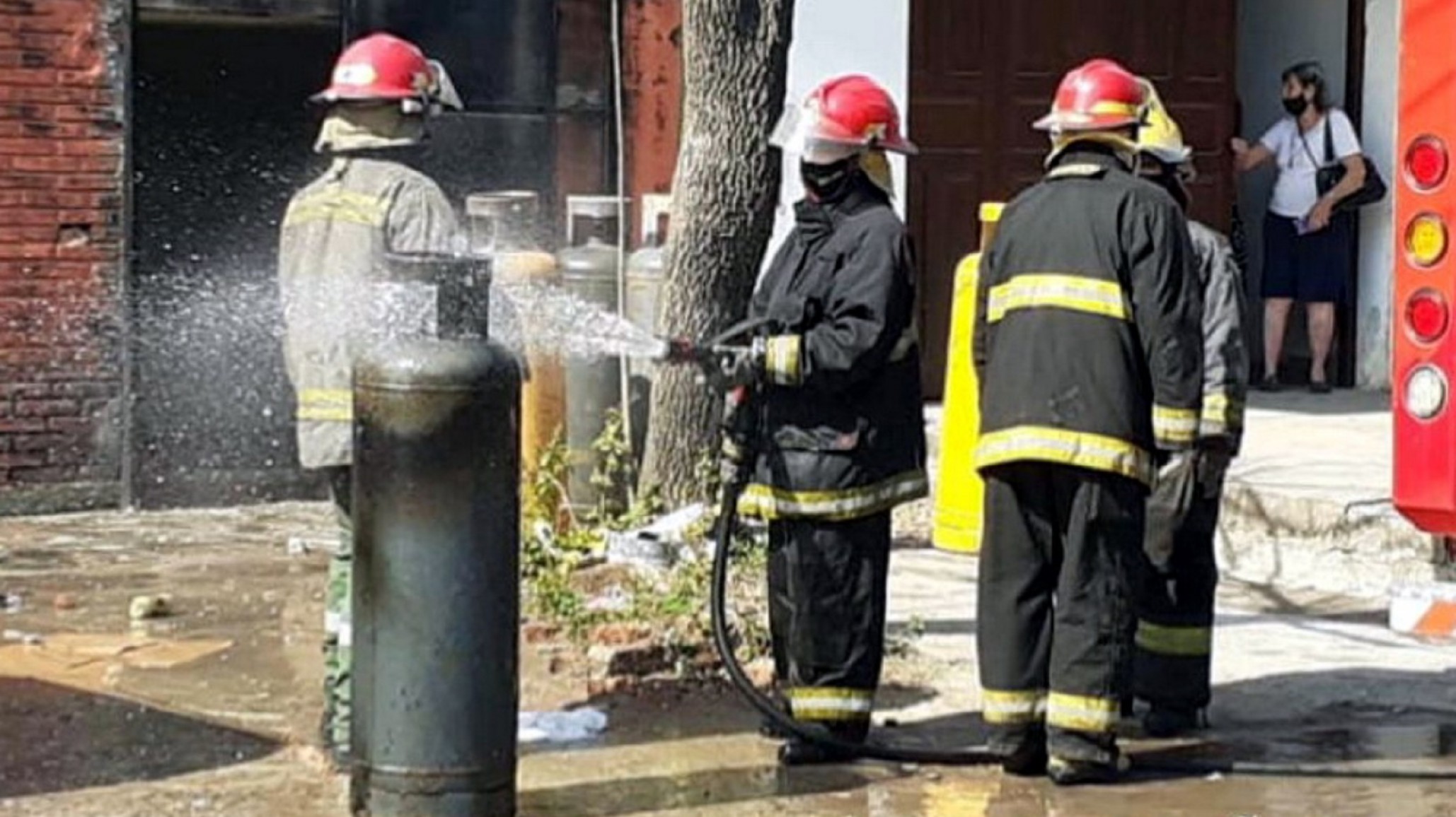 Se incendió una panadería tras explotar un tubo de gas: tres empleados heridos