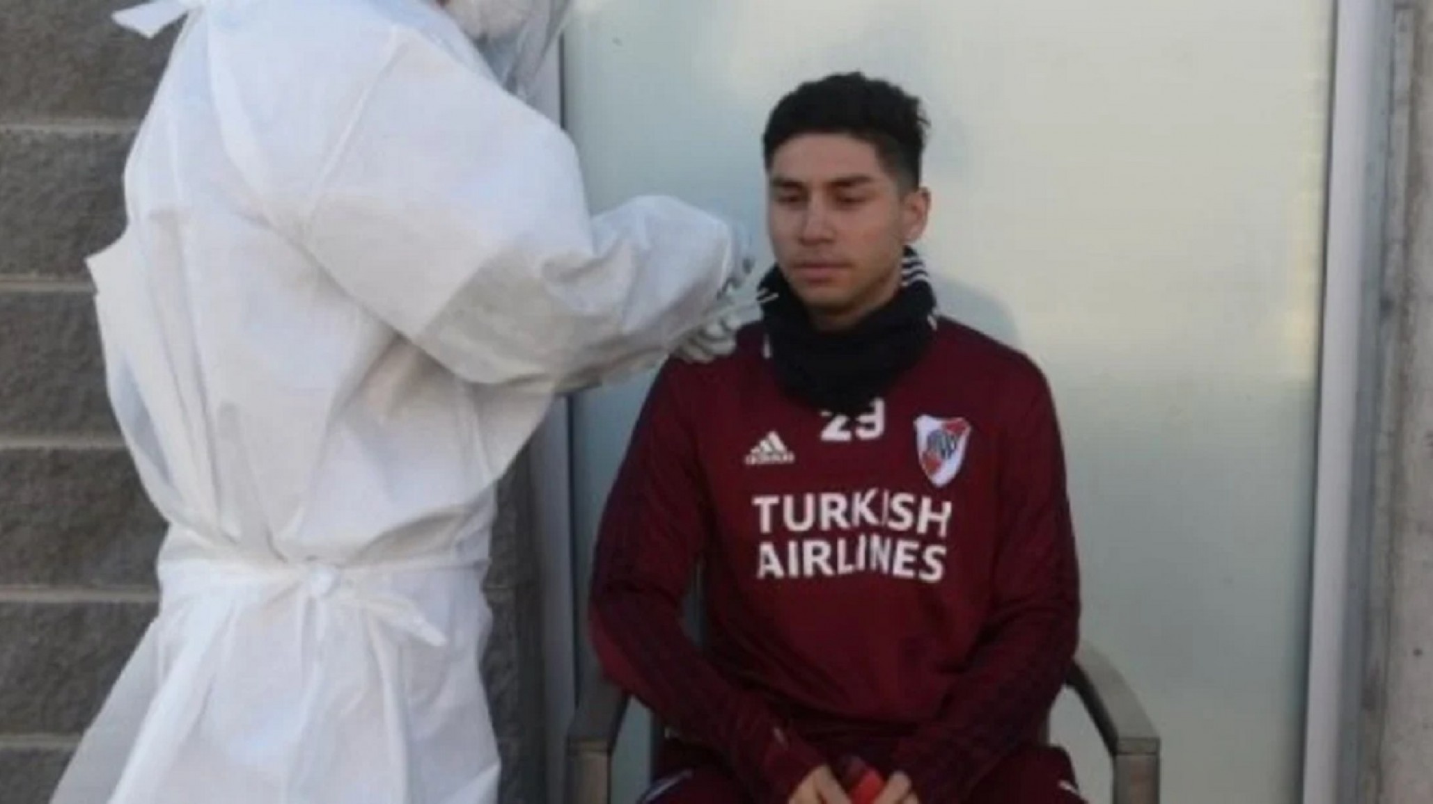 Gonzalo Montiel dio negativo al test PCR de coronavirus y podrá retomar los entrenamientos