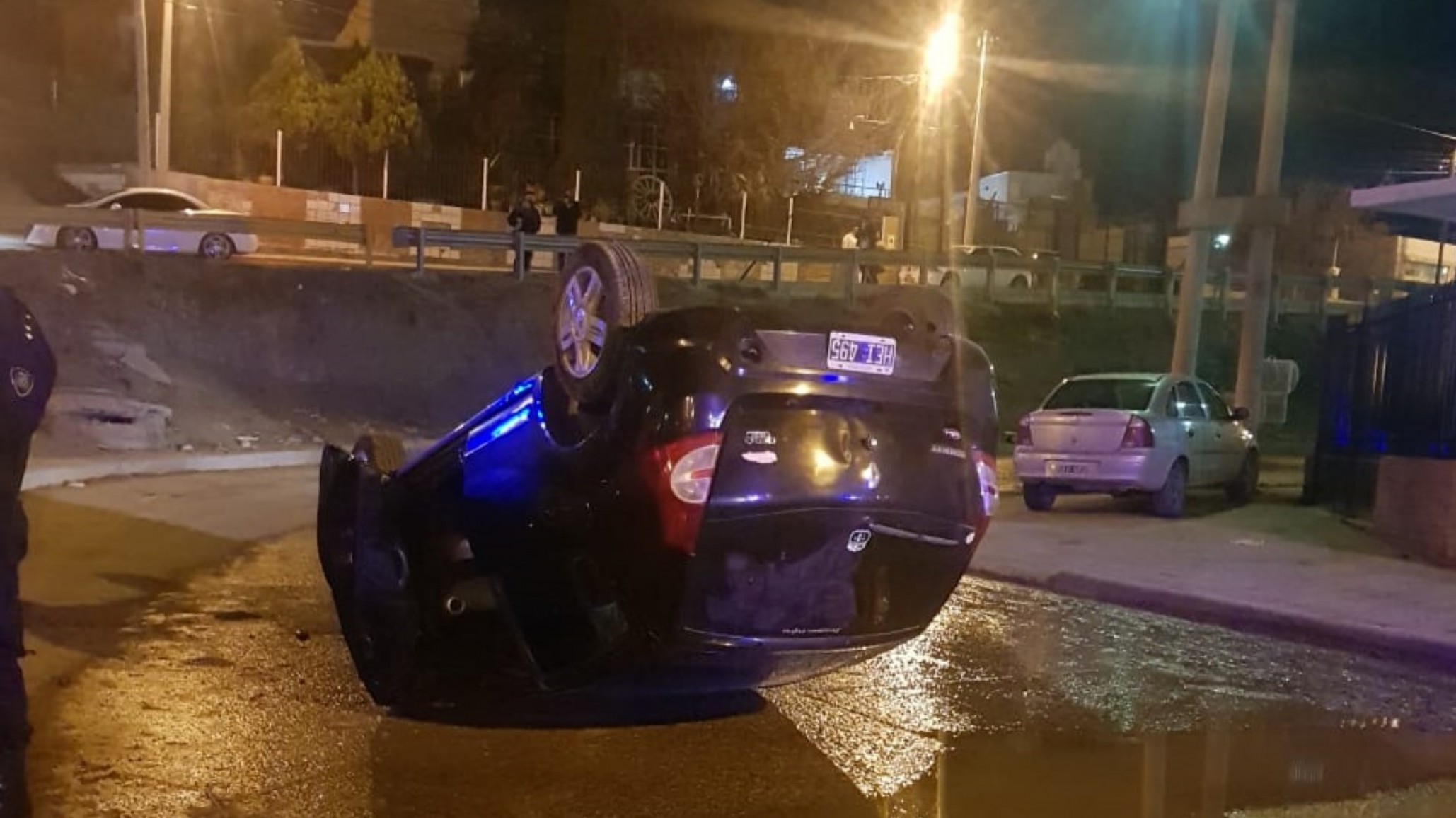 Dejó estacionado su auto y cuando volvió había volcado