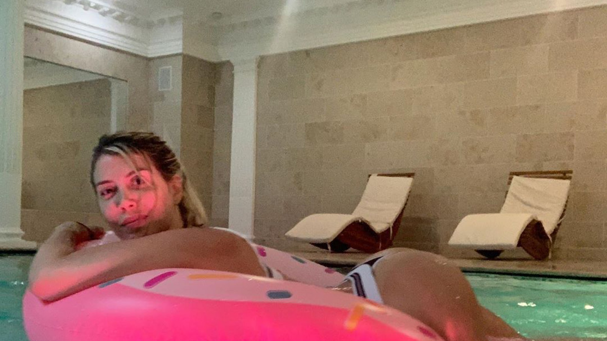 Desde el balcón y en traje de baño diminuto Wanda Nara generó suspiros ¡Bomba!