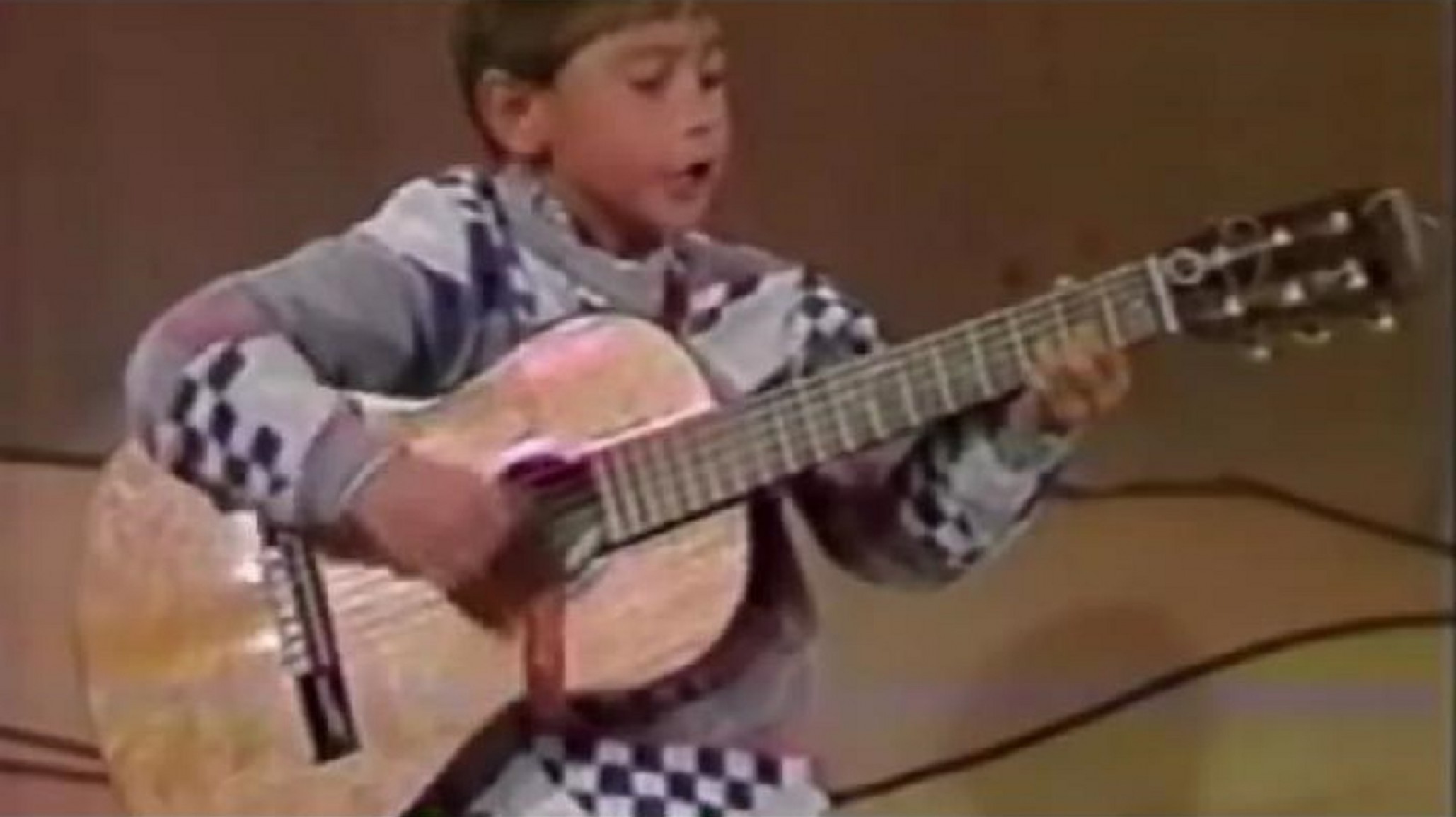 Luciano Pereyra y un vídeo para recordar su infancia: ”Feliz cantando y tocando la guitarra”