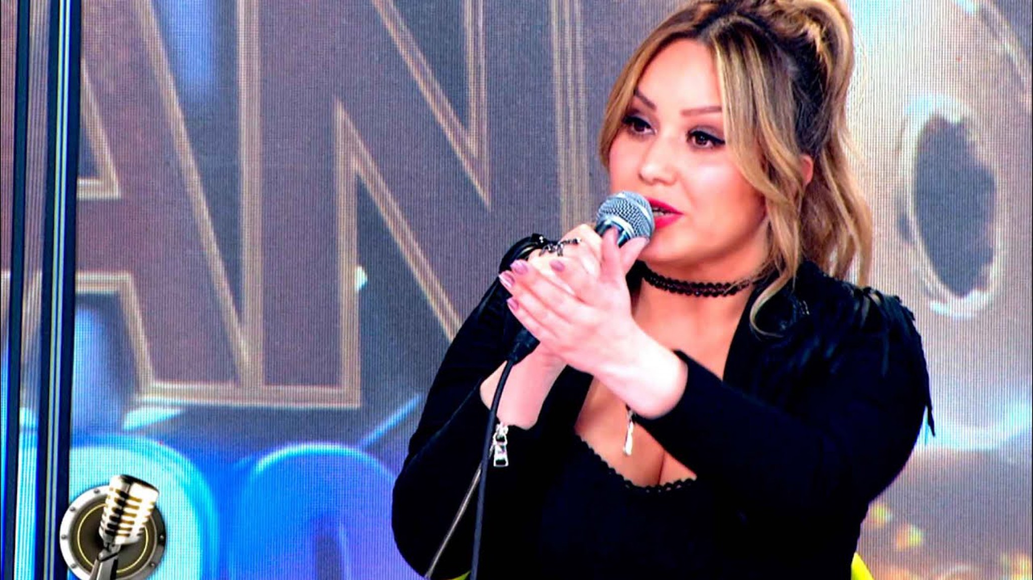 Karina se emocionó con un participante del Cantando