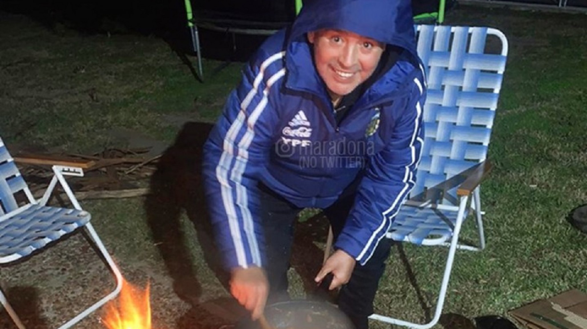 Maradona se fotografió preparando guiso: ”Ojalá todos puedan comer algo calentito esta noche”