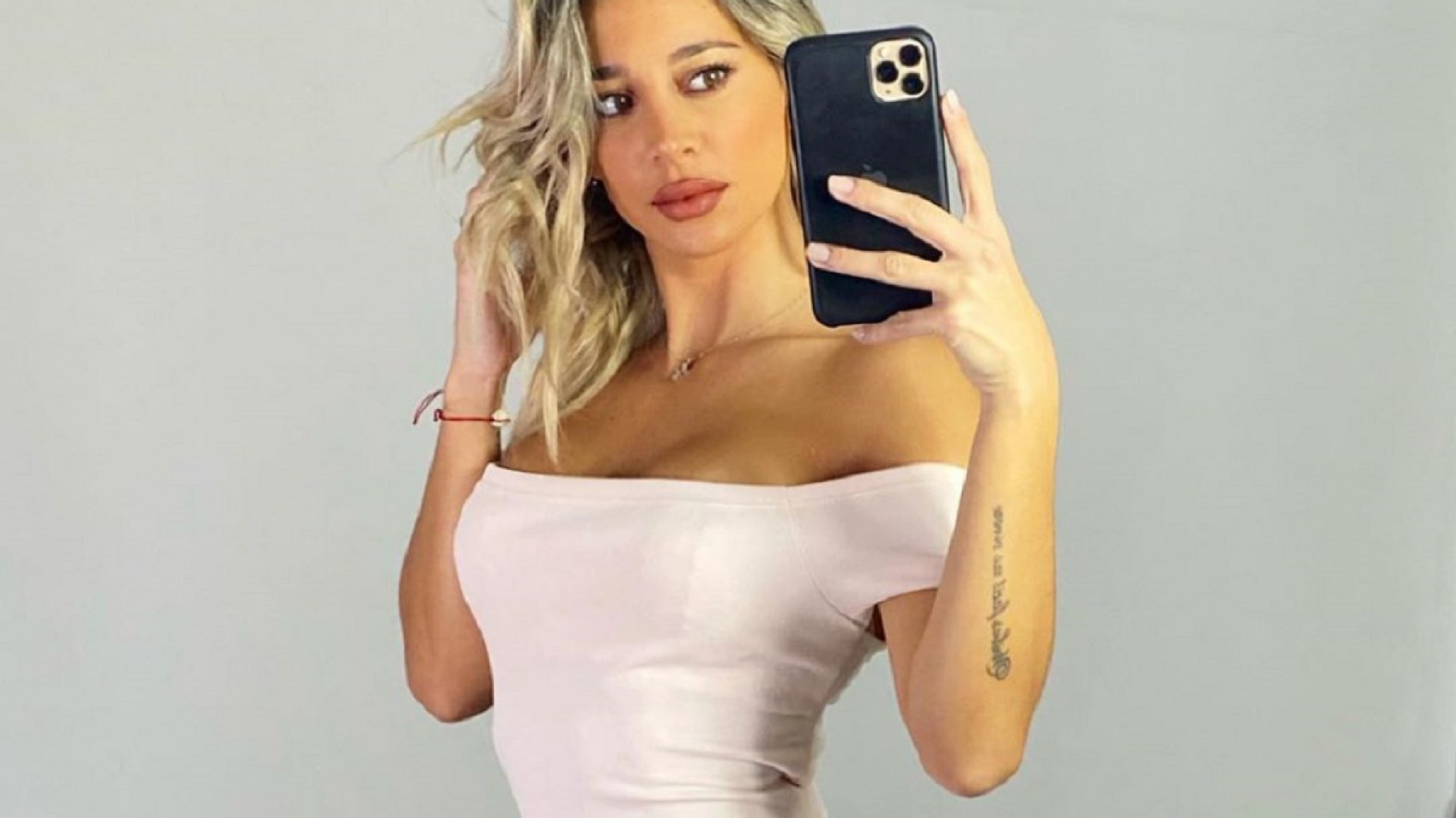 Sol Pérez arranca el domingo saliendo de la piscina y en microbikini blanco ¡Bomba!