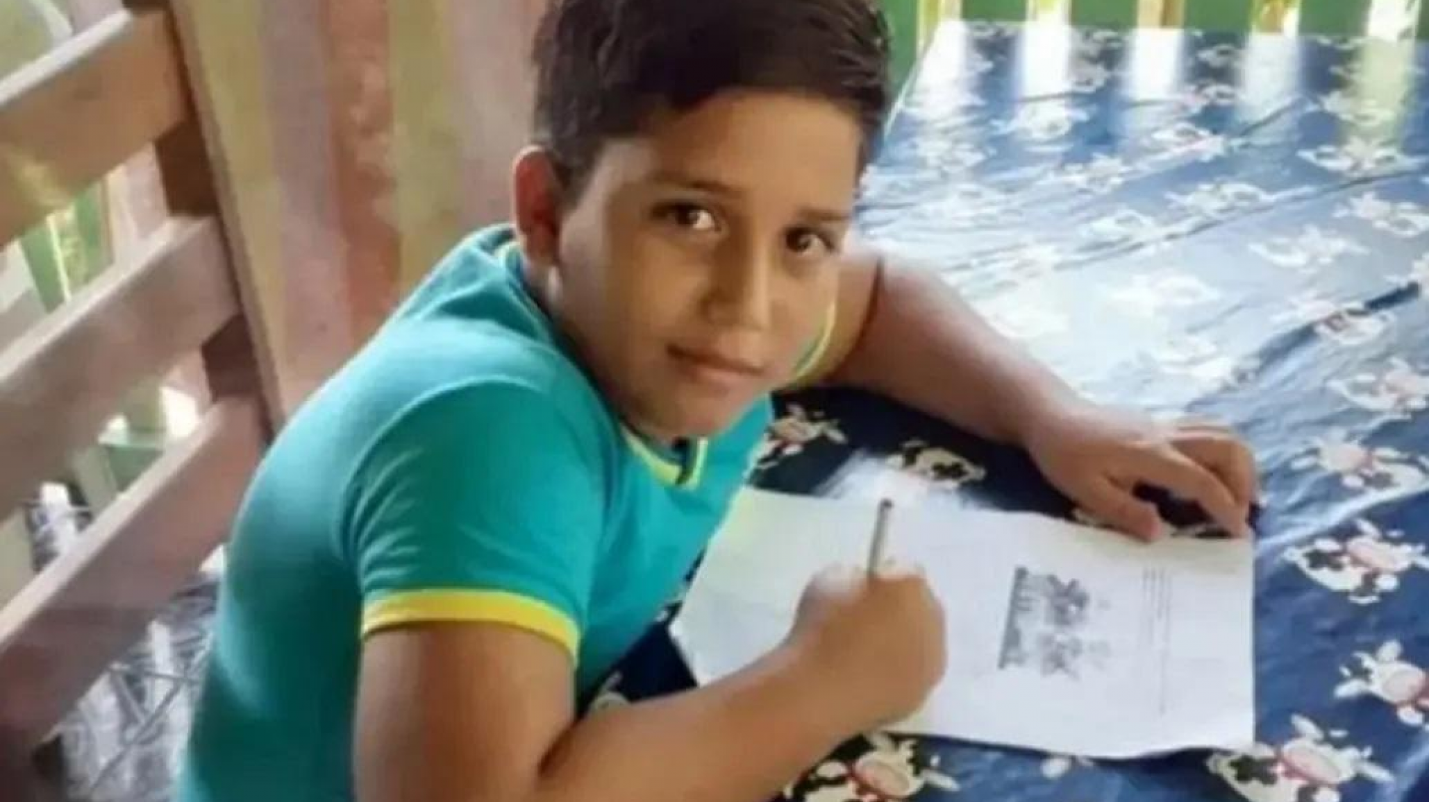 Murió un niño de 11 años jugando con un celular