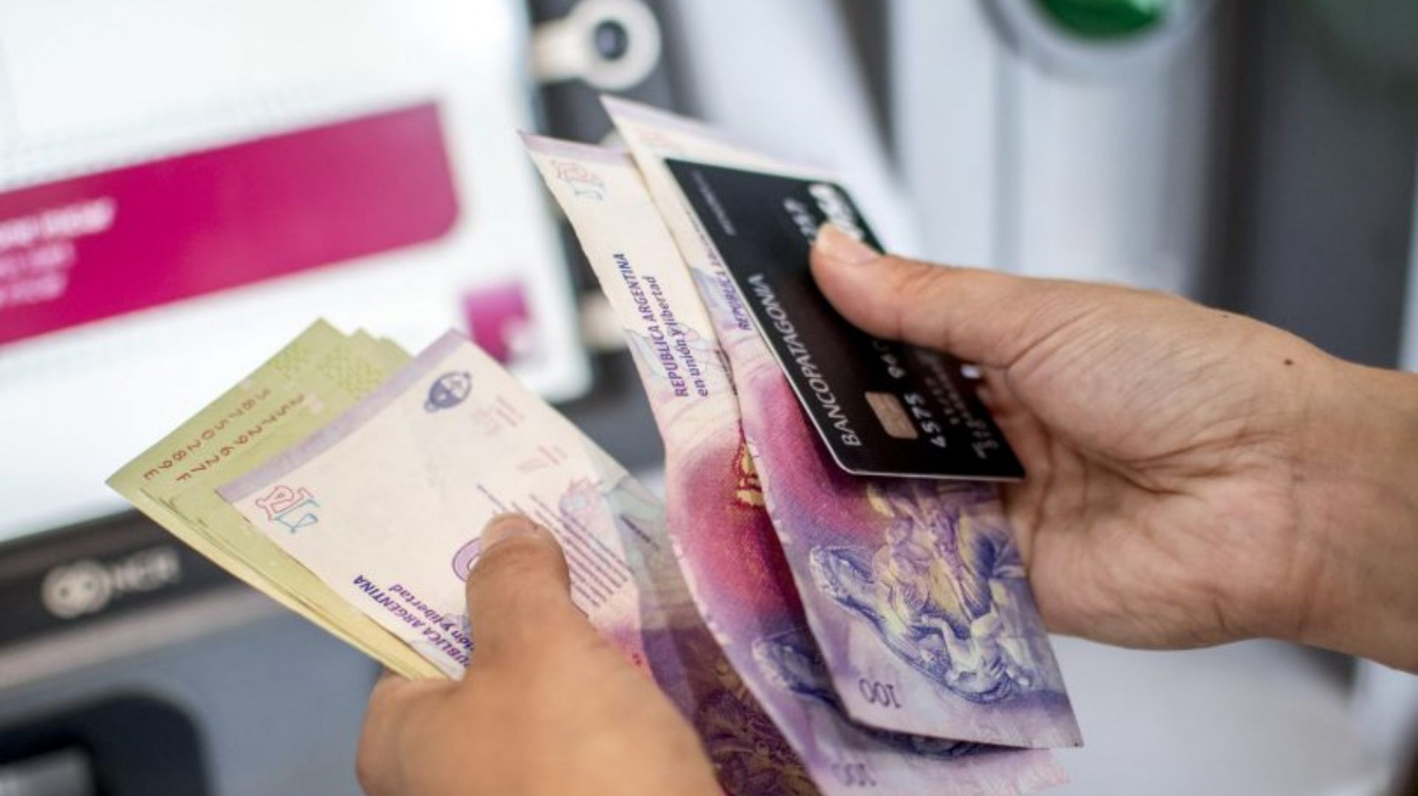 Joven de 20 años cobró el IFE y se compró una moto para trabajar en mensajería: ”Si yo pude, otros pueden hacerlo”