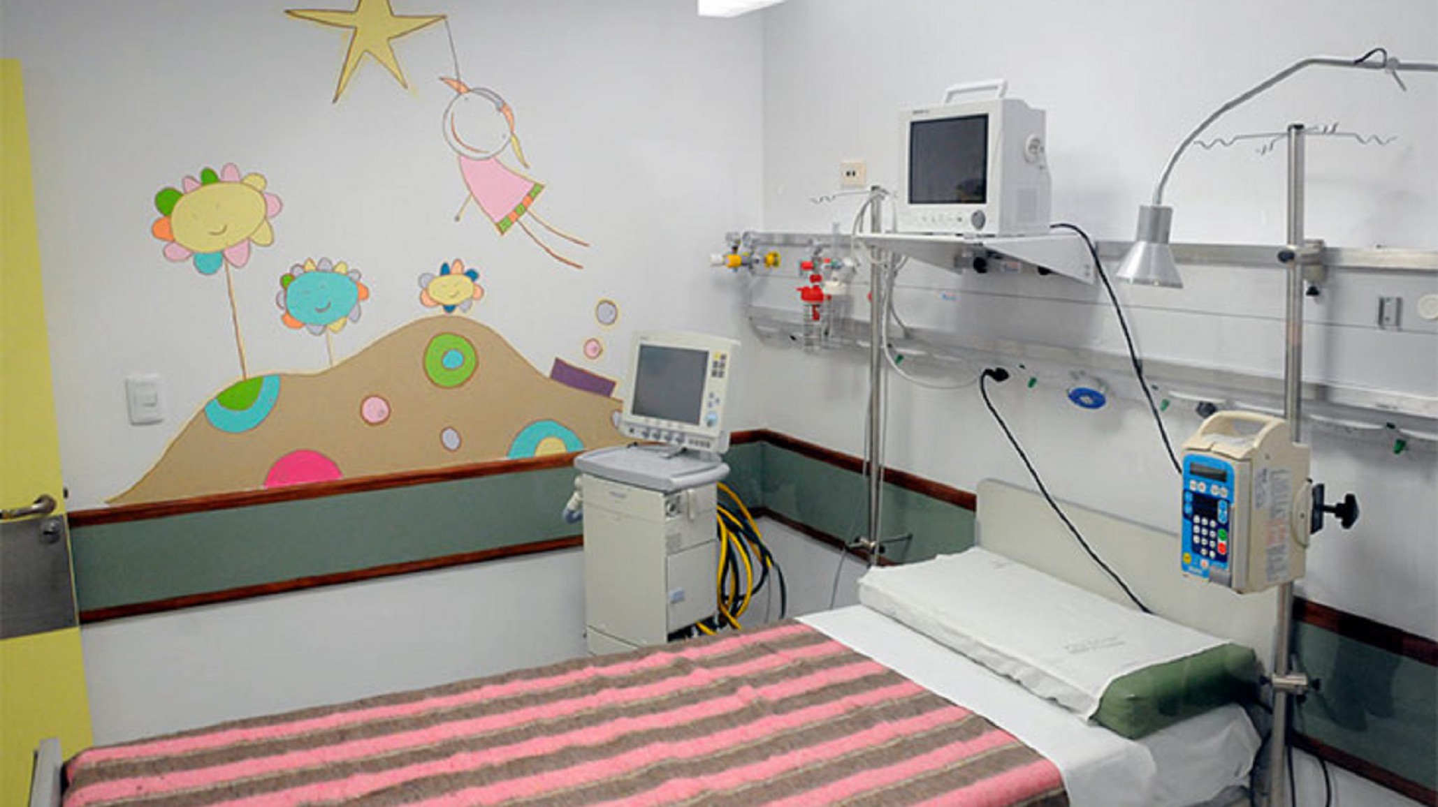 Internaron a un bebé de un año con fracturas, quemaduras y mordidas: su madre dijo que se cayó de la cama