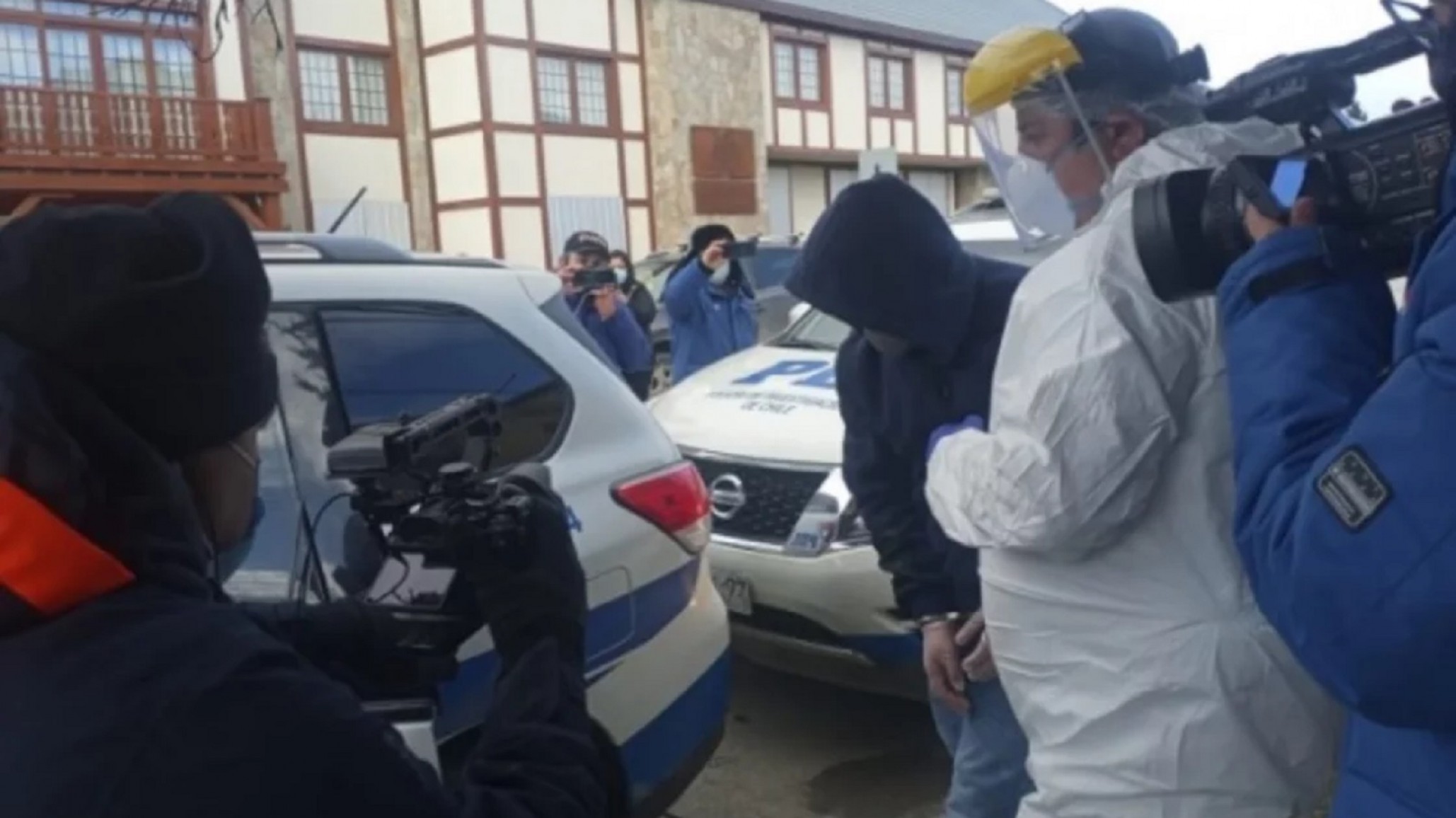 Detuvieron a dos hombres contagiados de coronavirus por violar a una enfermera