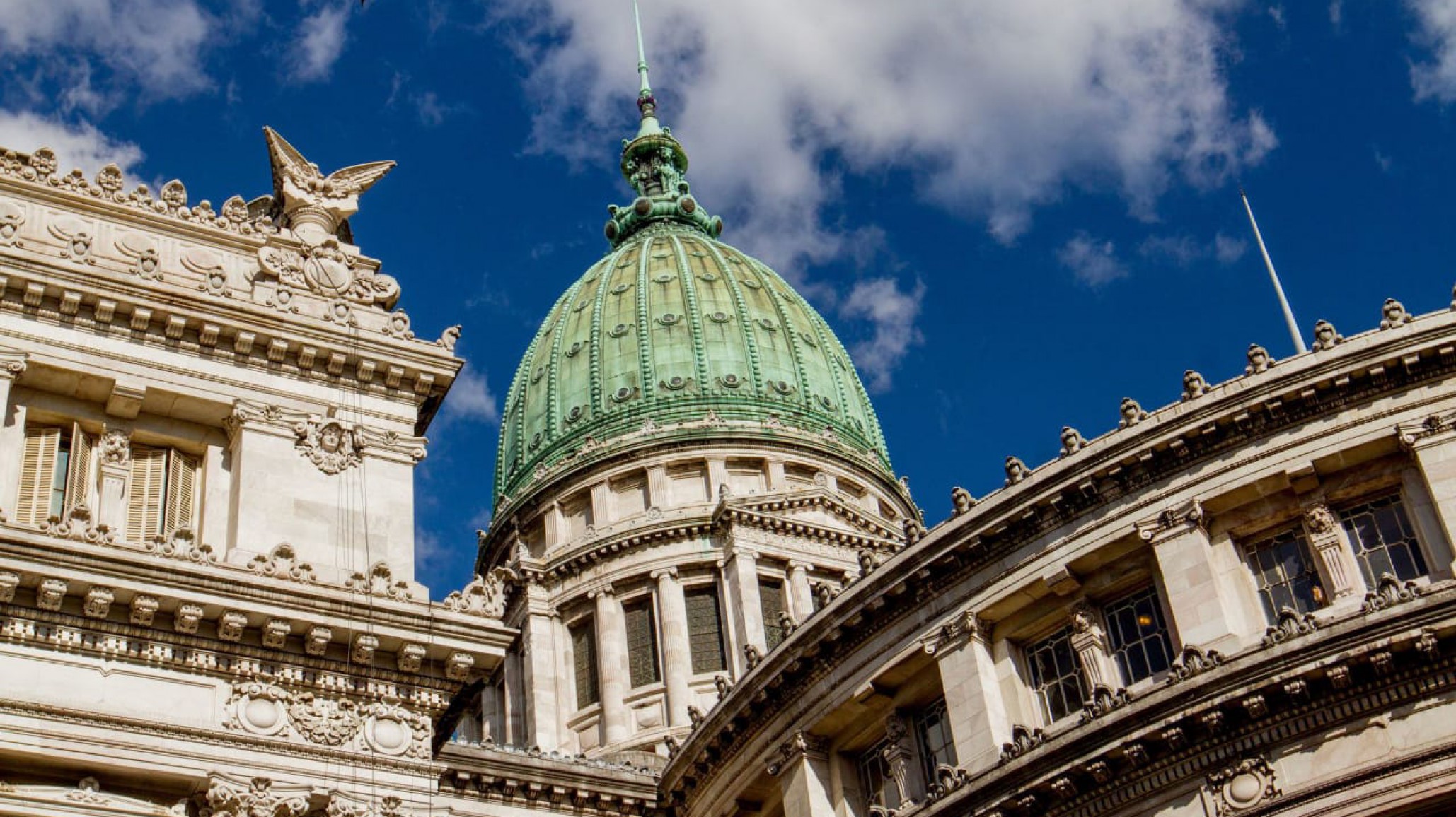 Manifestantes intentan ingresar por la fuerza al Congreso
