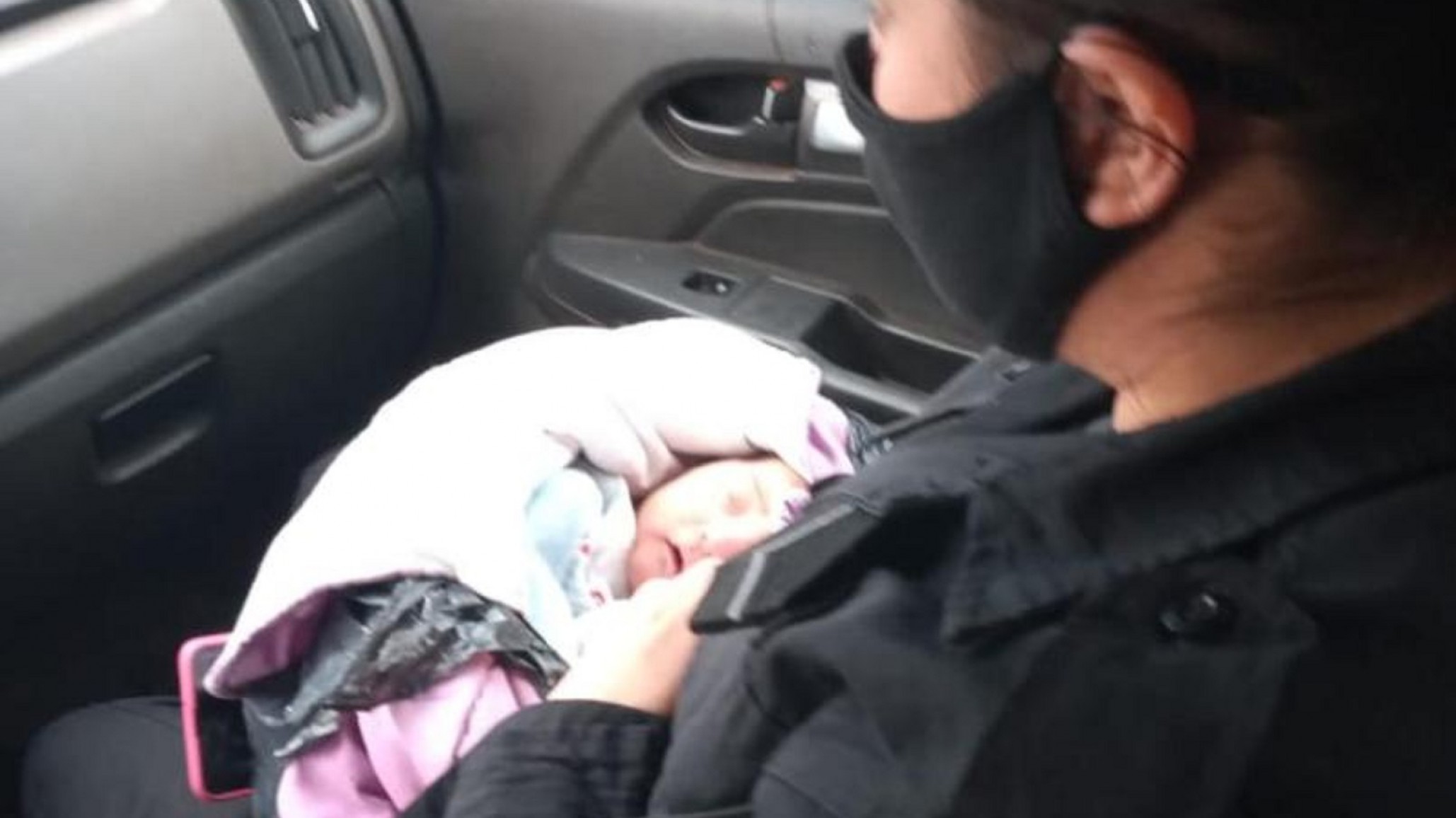 Apuñalaron y abandonaron a una beba recién nacida: está grave