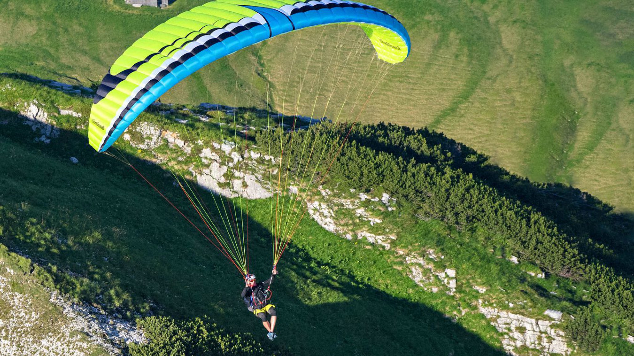 Piloto cayó de un parapente y murió