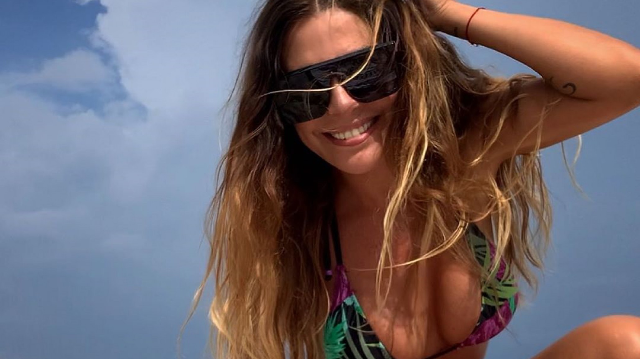 Mónica Ayos posó de rojo infartante: ”Si me pides fuego, arderá todo”