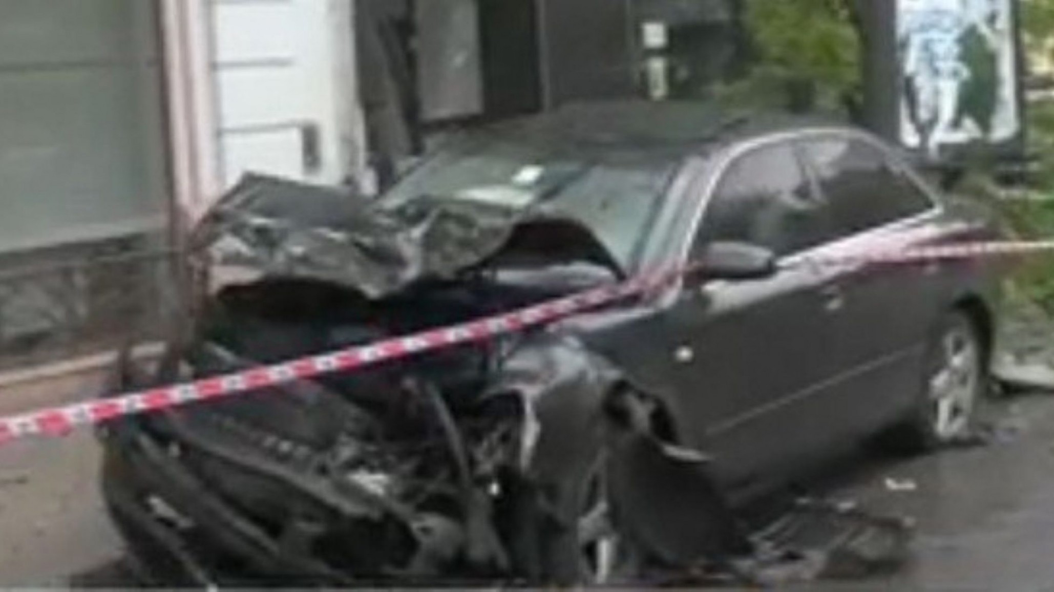 Un auto cruzó en rojo, chocó y mató a otro conductor