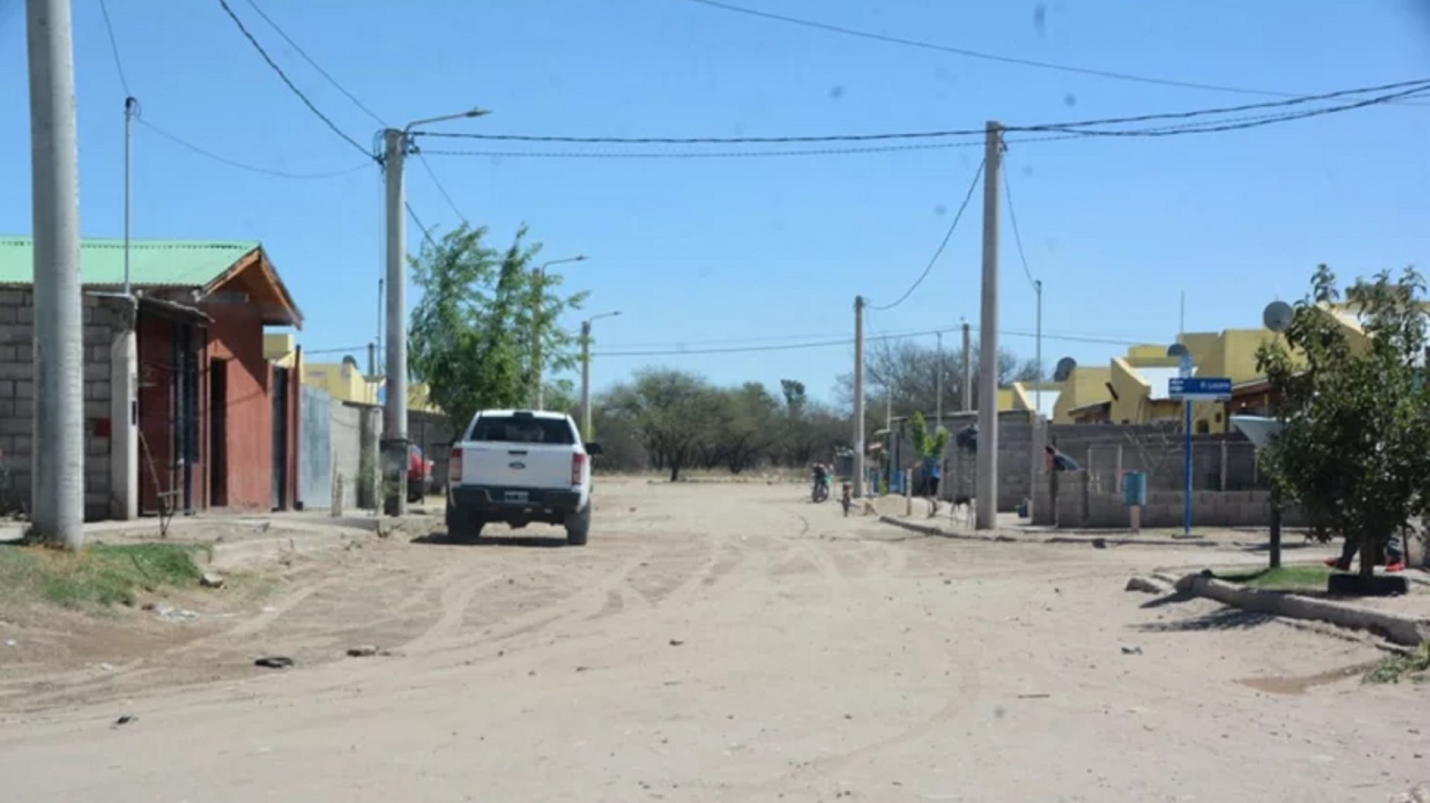 Apedreó una casa y recibió dos disparos en los genitales