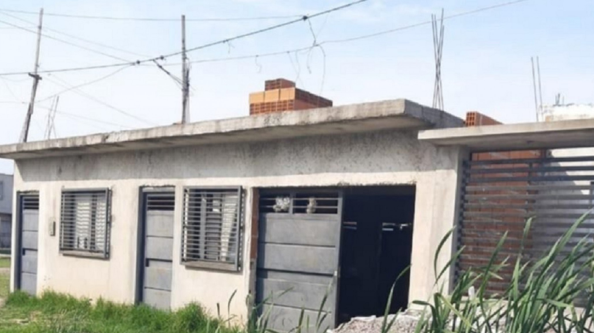 Rompieron el portón de una vivienda para usurparla, pero terminaron presos