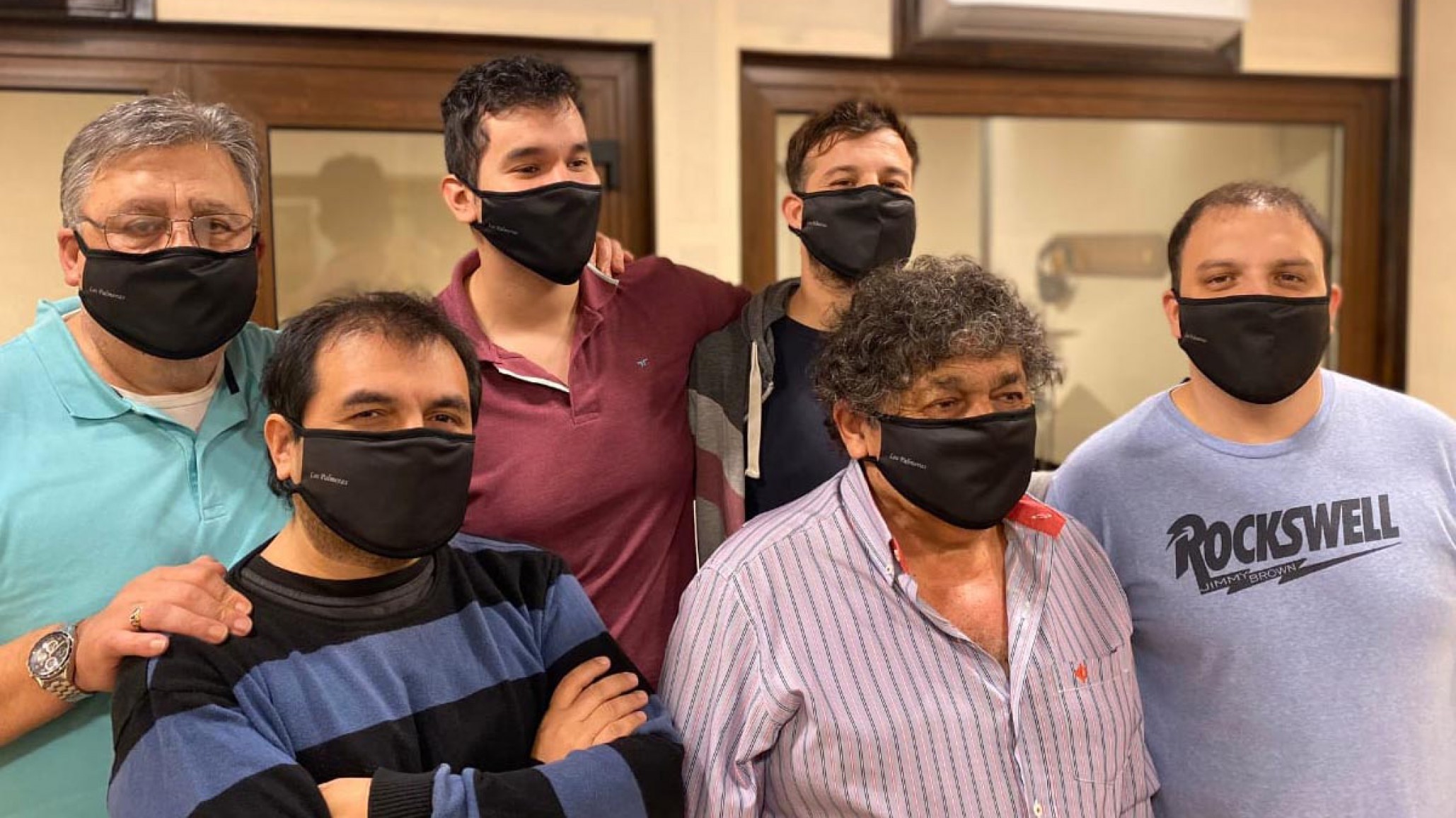 Periodistas se burlaron del positivo de Los Palmeras y el grupo los repudió