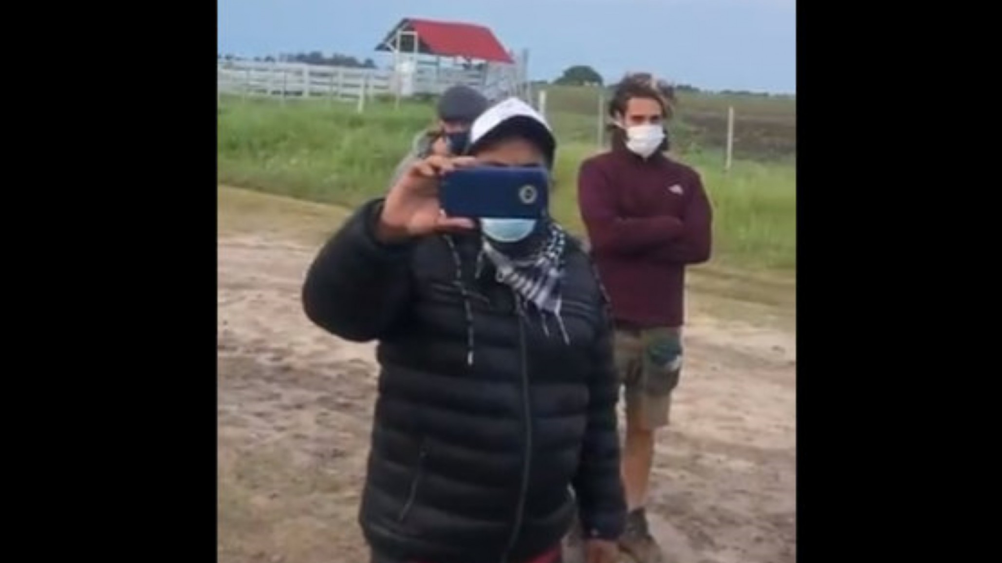 Luis Etchevere celebró “recién se fueron 10 usurpadores”