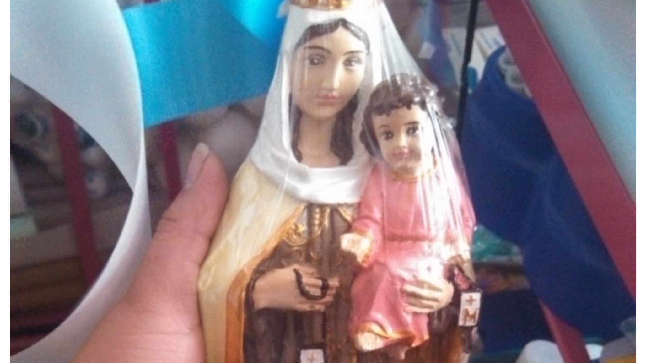 Con la imagen de yeso de una virgen intentó matar a su esposa: “Te voy a reventar la cabeza”
