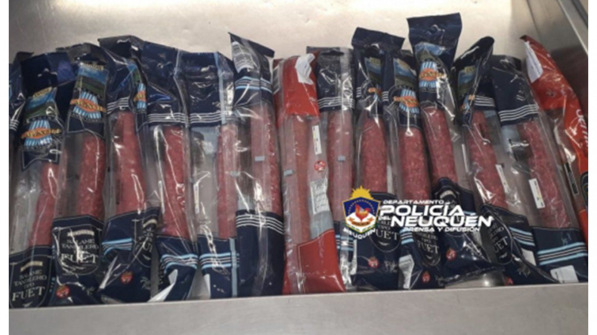 Una mujer intentó llevarse de un supermercado más de 10 salamines en la cartera