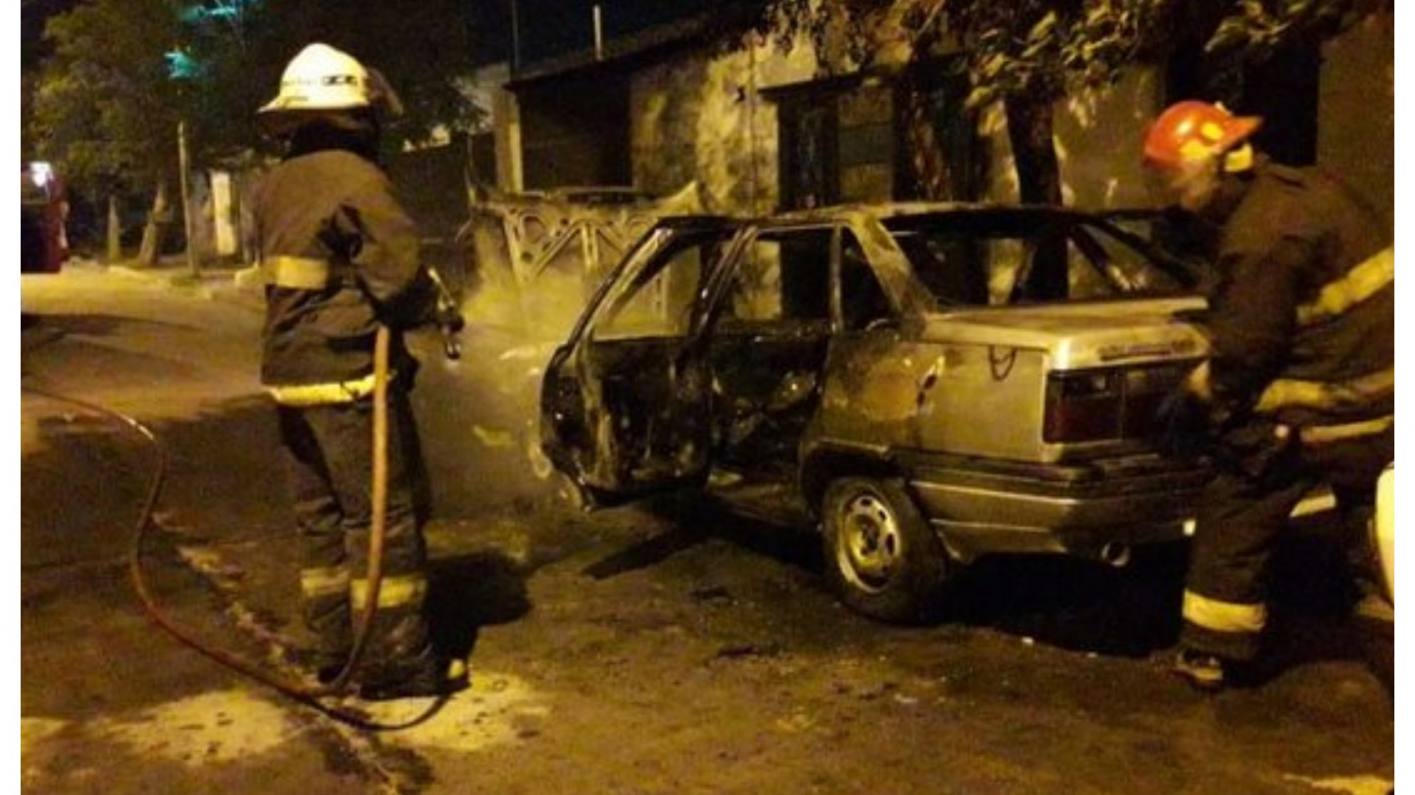Noche de furia: fue a reclamar por un tubo de GNC que había comprado y prendió fuego dos autos