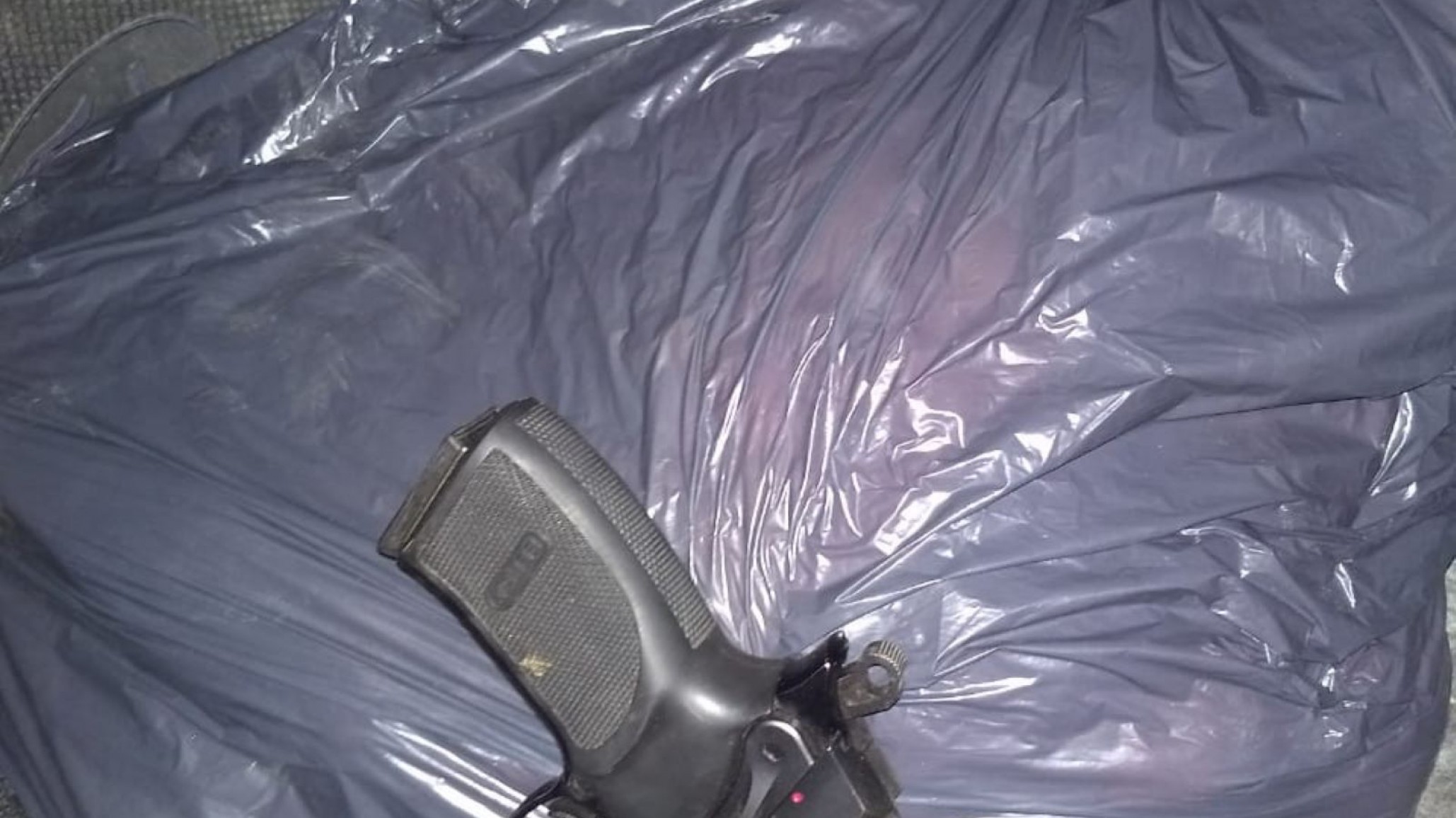 Detuvieron por amenazas a dos hombres que se trasladaban con un arma de fuego y cuchillos