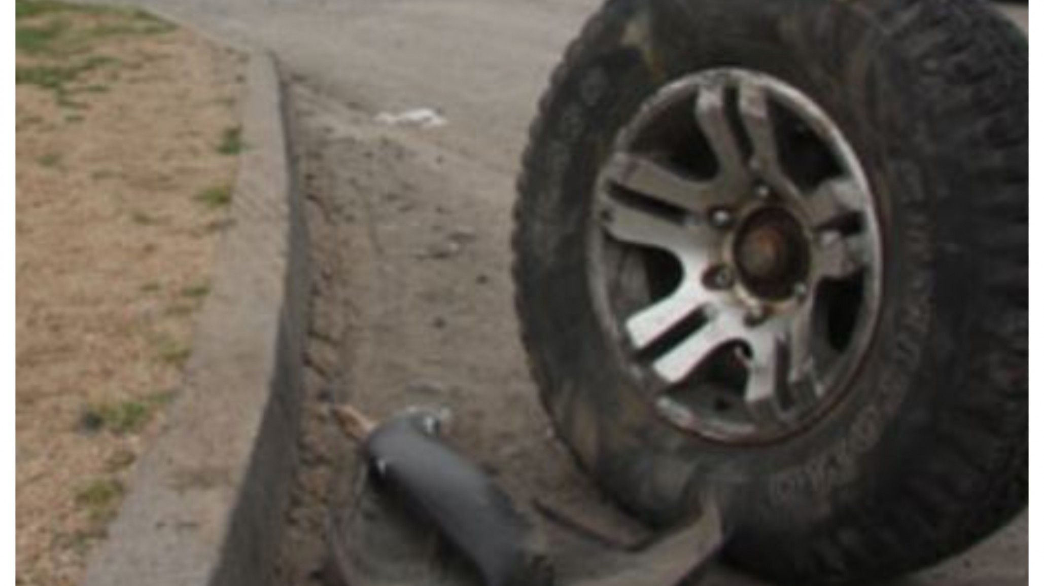 Dio marcha atrás, no vió que pasaba su esposa y la mató