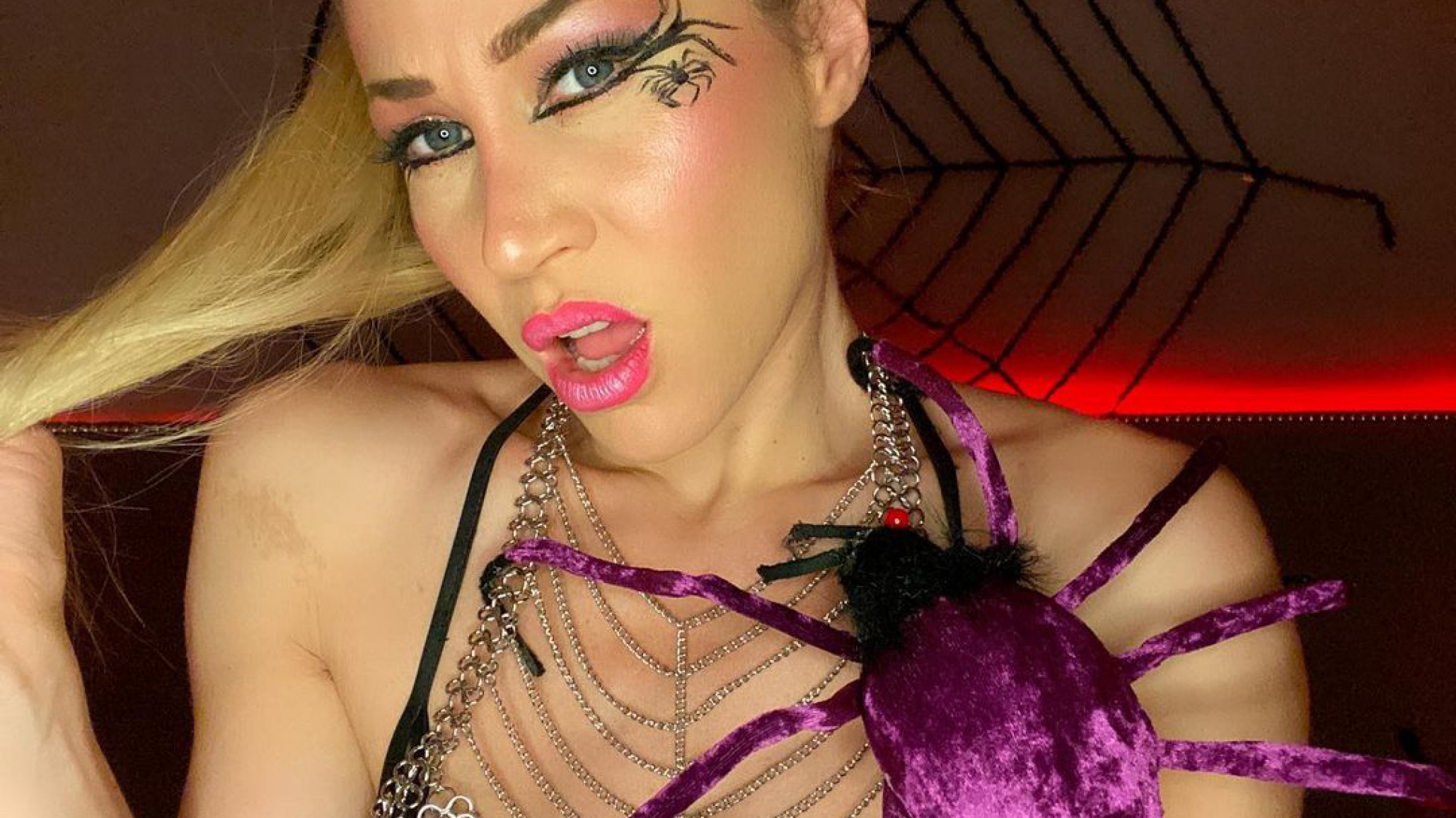 En ropa interior, corset y botas, Adabel Guerrero posó encima de un auto ¡Bomba!