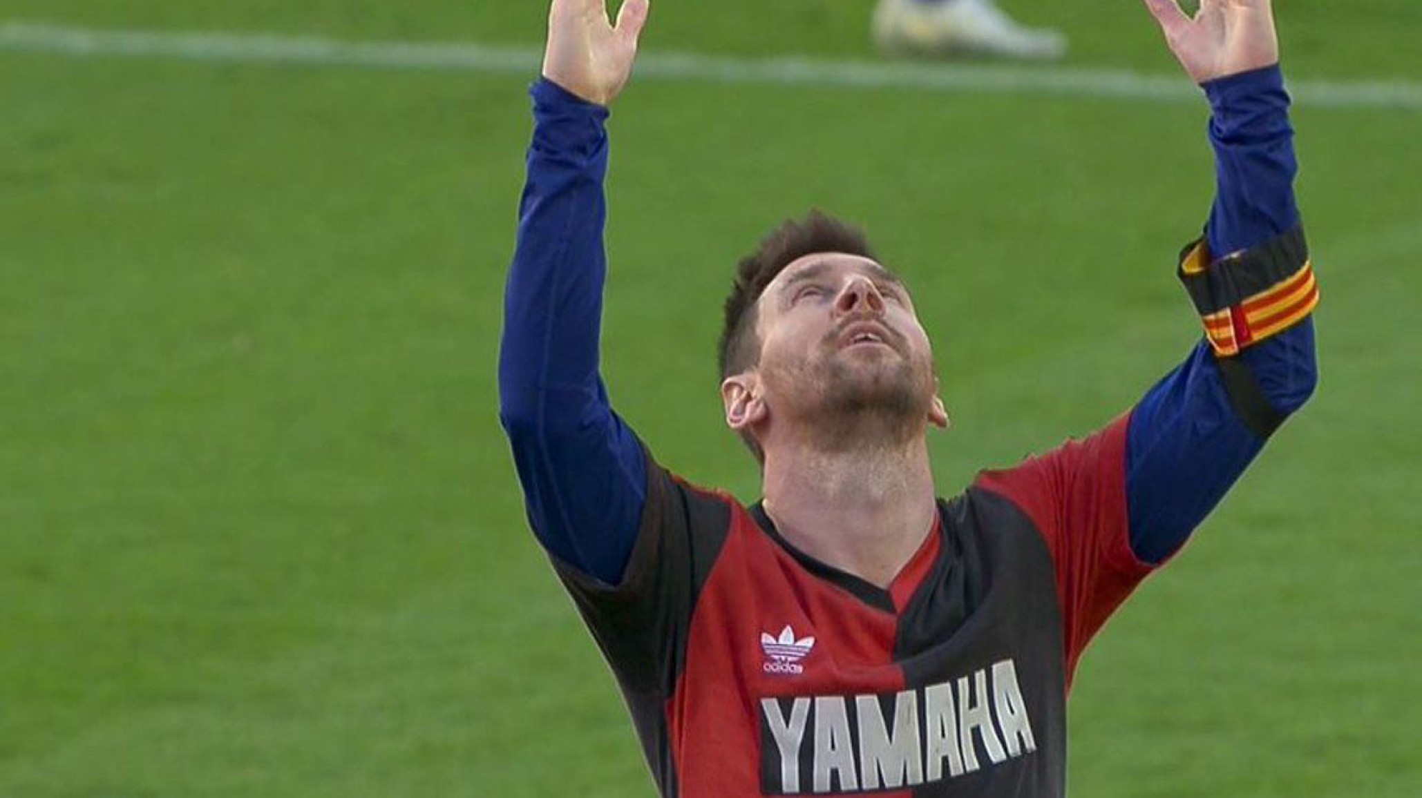 Lionel Messi homenajeó a Diego Maradona con la “10” de Newells