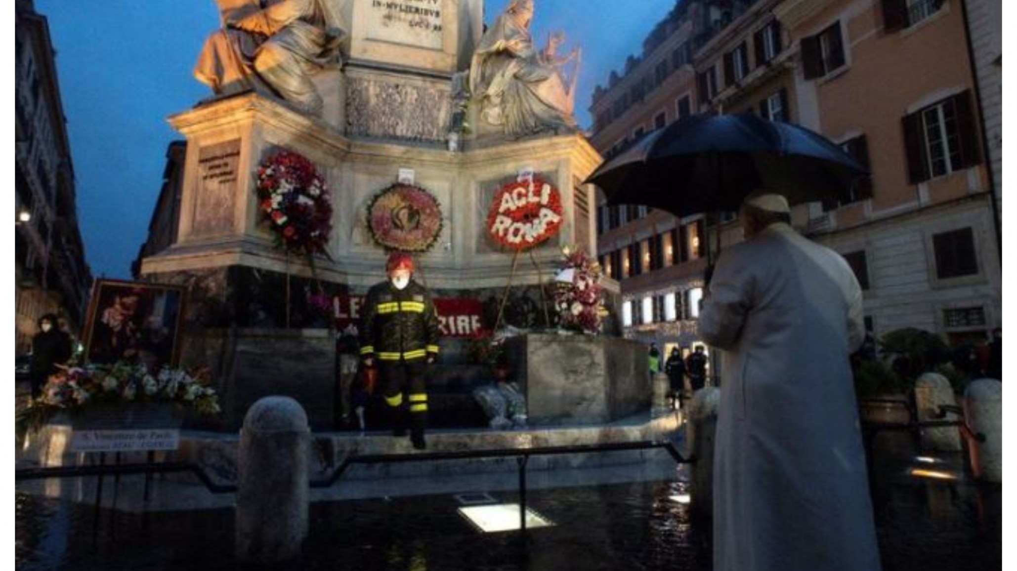 El Papa Francisco sin acto multitudinario y con un ramo de rosas en el Día de la Virgen