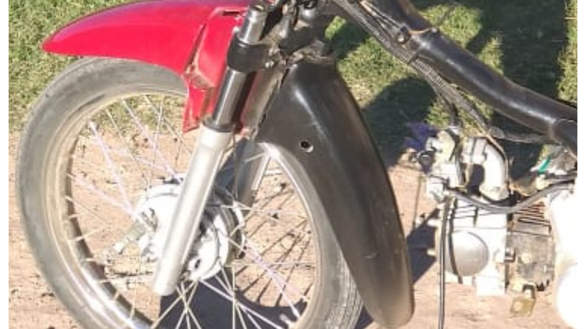 Un abuelo de 76 años que viajaba en moto, chocó contra un perro y murió