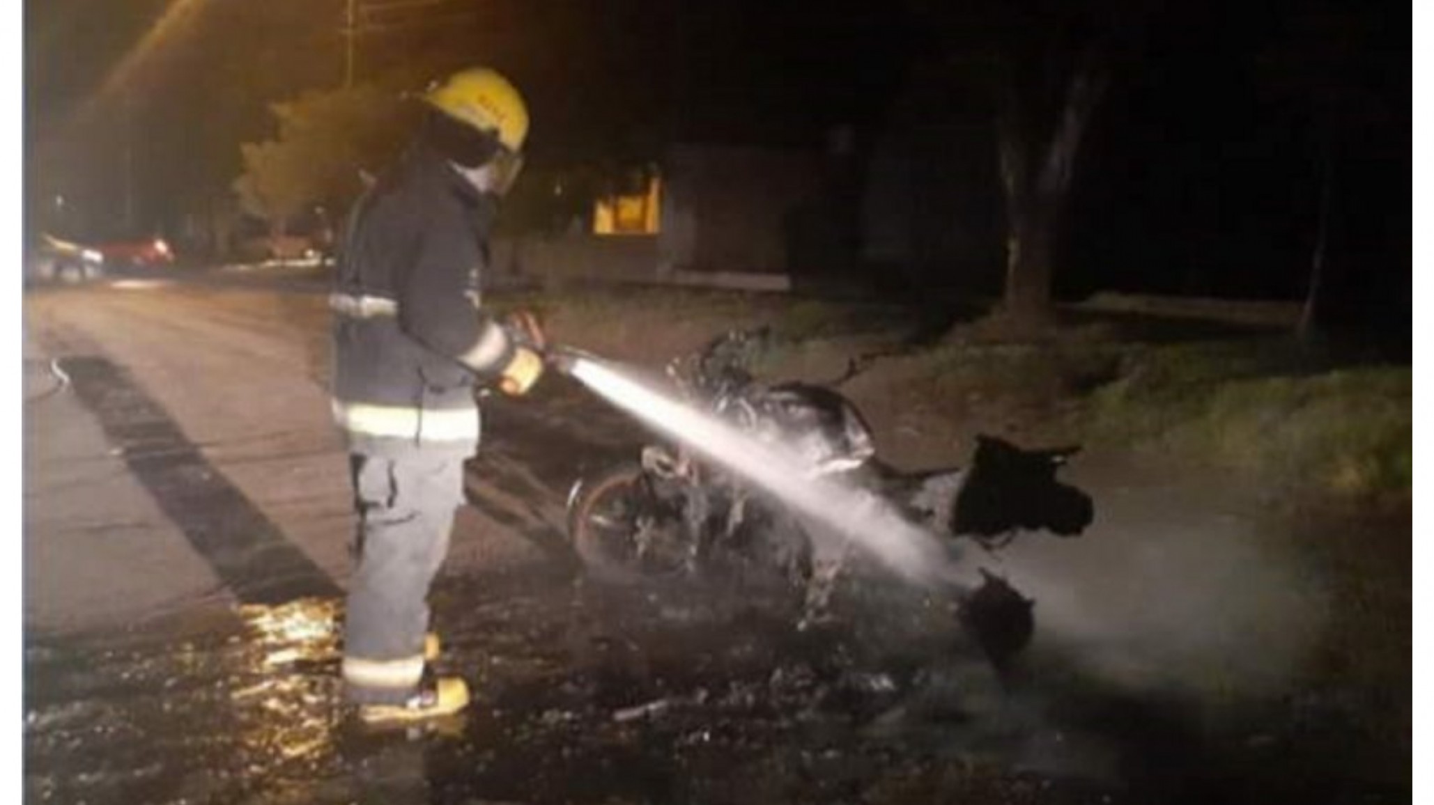 Le iban a secuestrar la moto por falta de papeles y decidió prenderla fuego