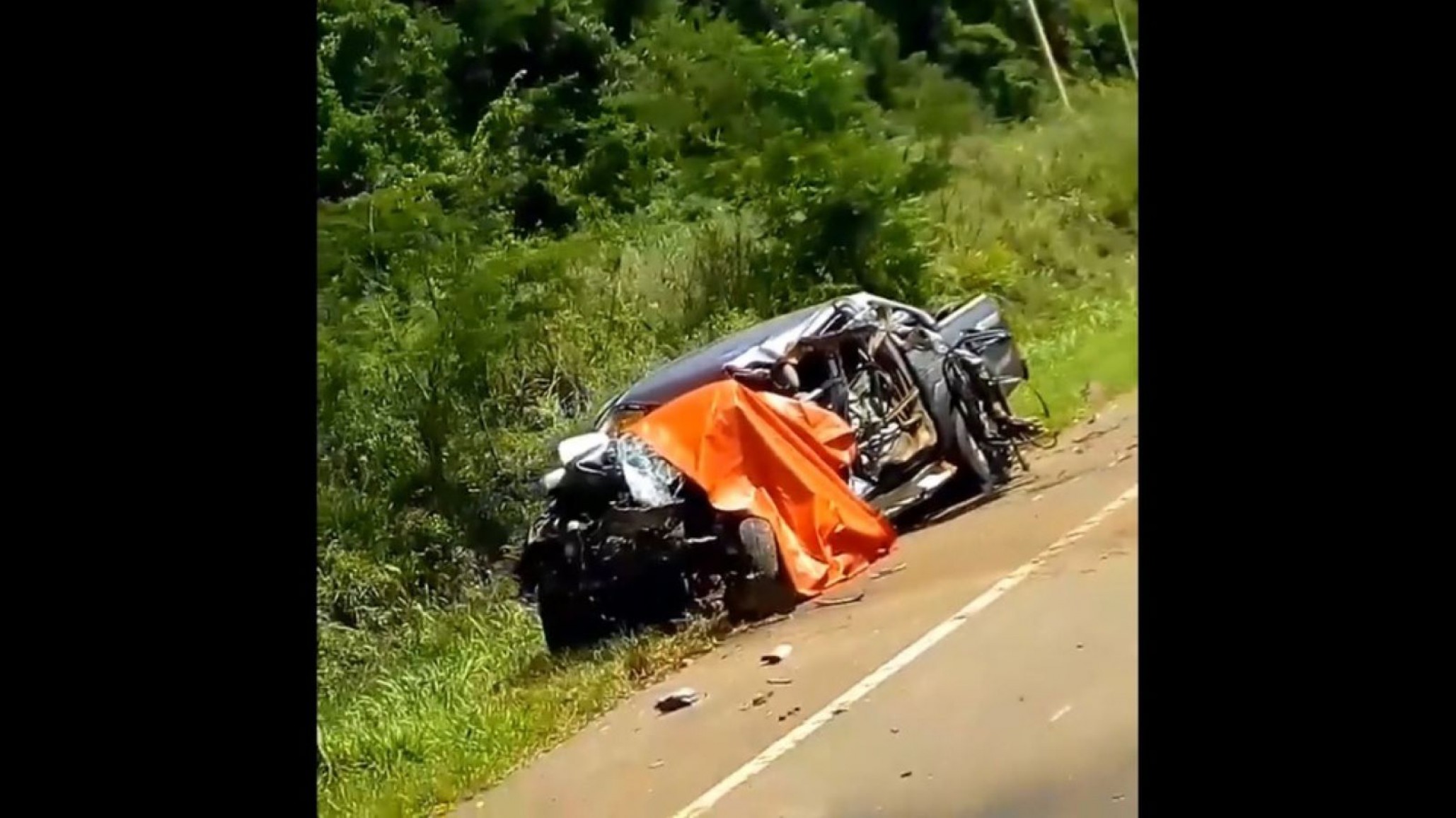 Un joven falleció en un choque entre una camioneta y un camión