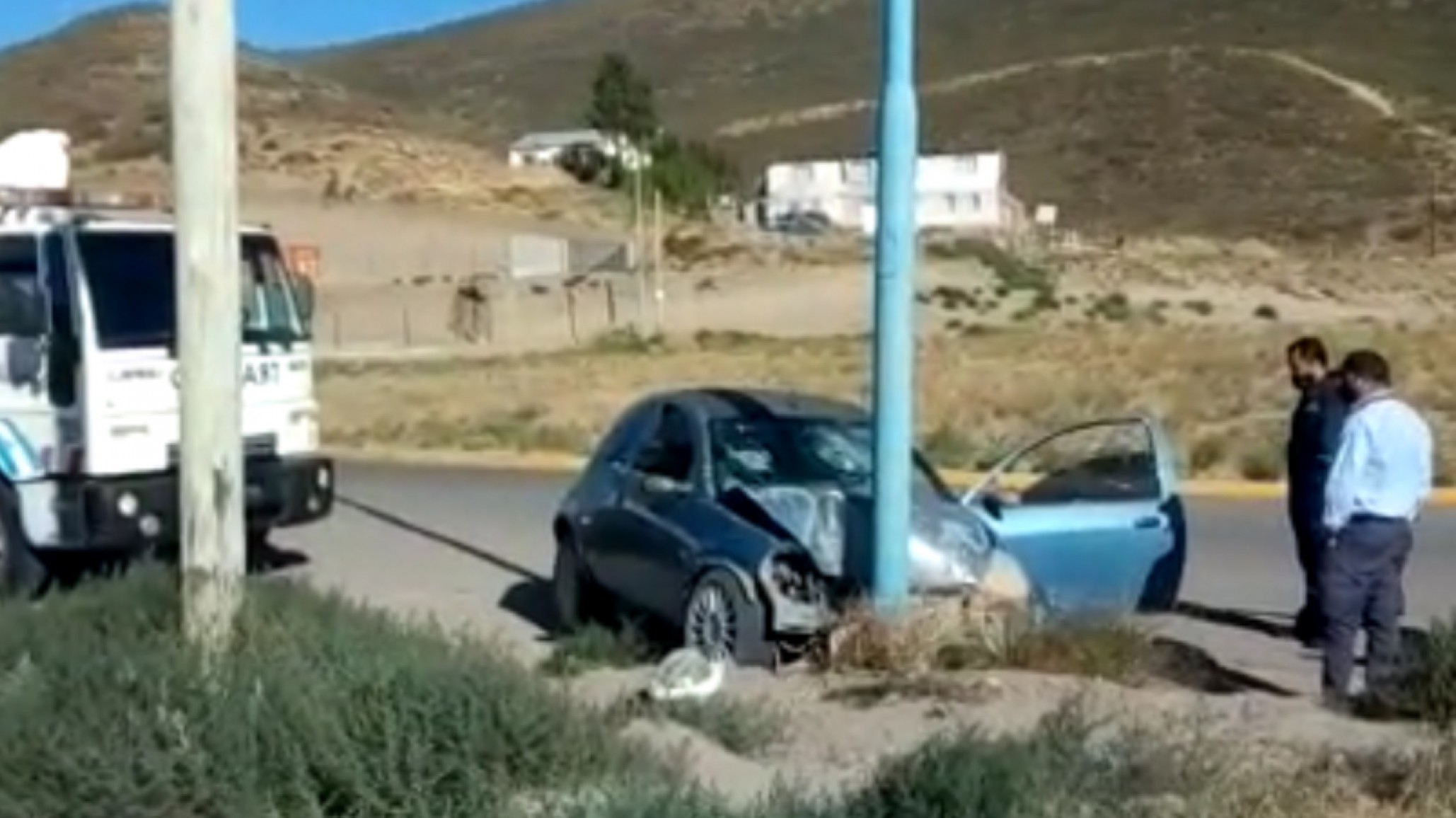 Manejaba alcoholizado, se quedó dormido y chocó contra un poste