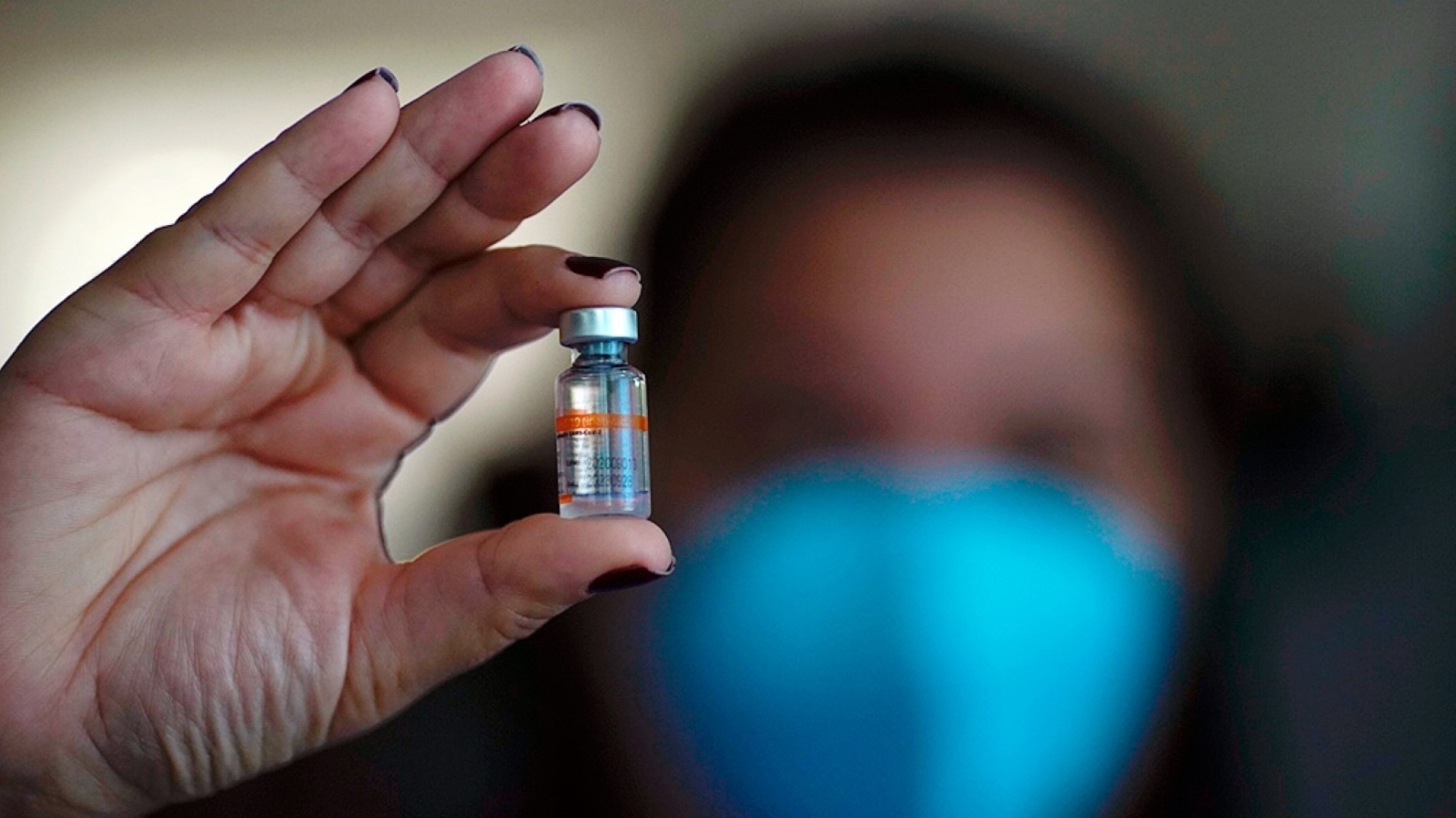 Van a vacunar docentes con la vacuna china