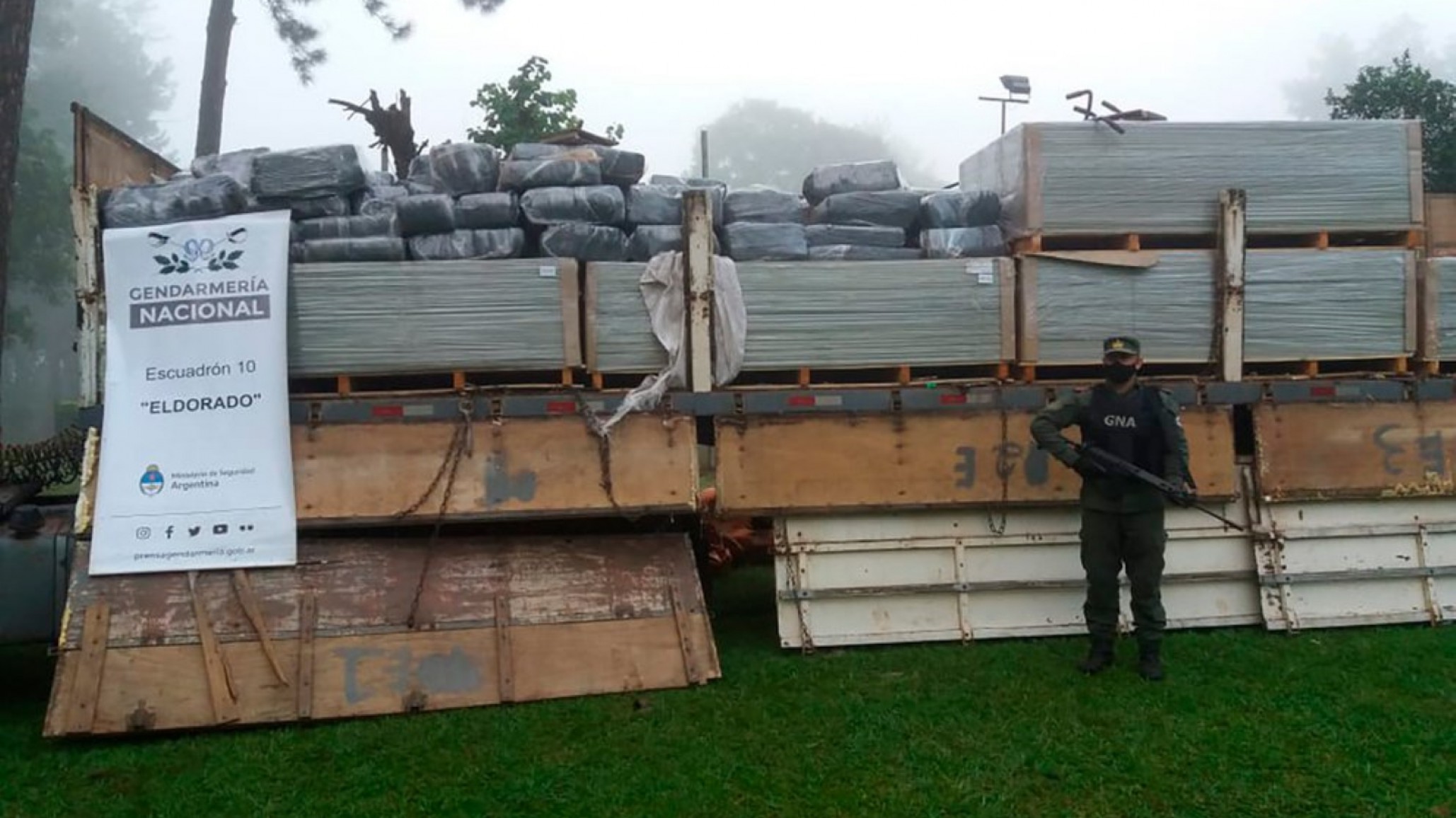 Llevaba tres toneladas de marihuana en el camión y embistió a un puesto de control de Gendarmería