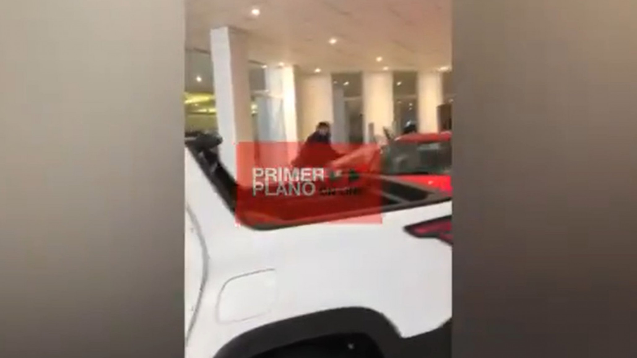 Video: joven enfureció y destrozó un parabrisas en concesionaria al grito de “estafadores”