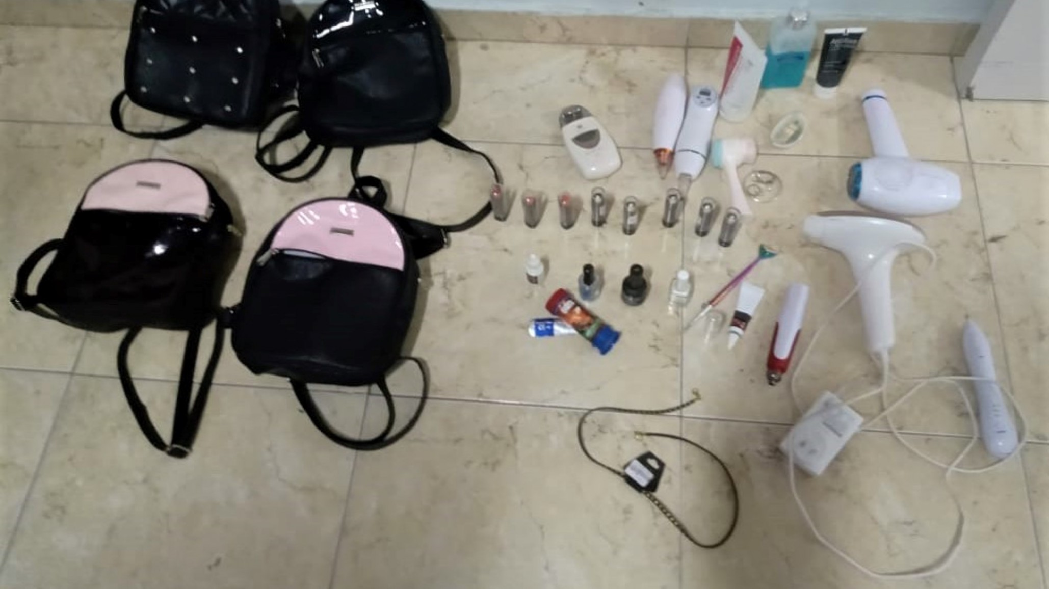 Tres nenes robaron elementos por 300 mil pesos de un centro de cosmética