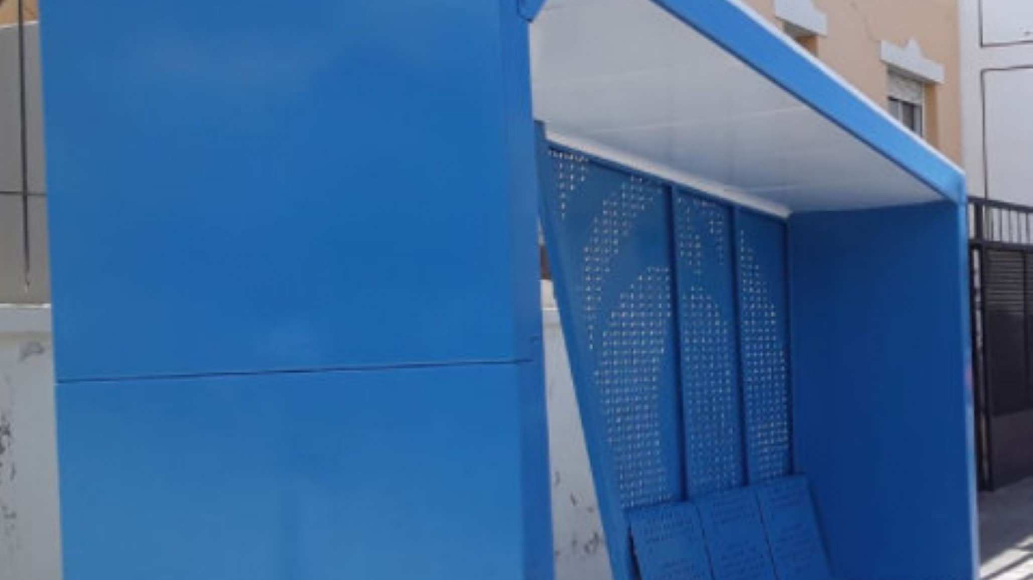 Chocó su auto contra una garita de colectivos y se negó al test de alcoholemia