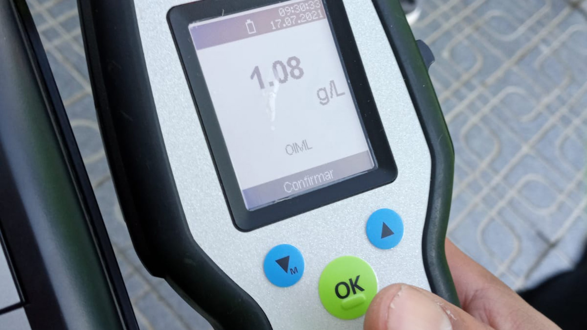 Manejaba su camioneta ebrio y chocó contra un árbol