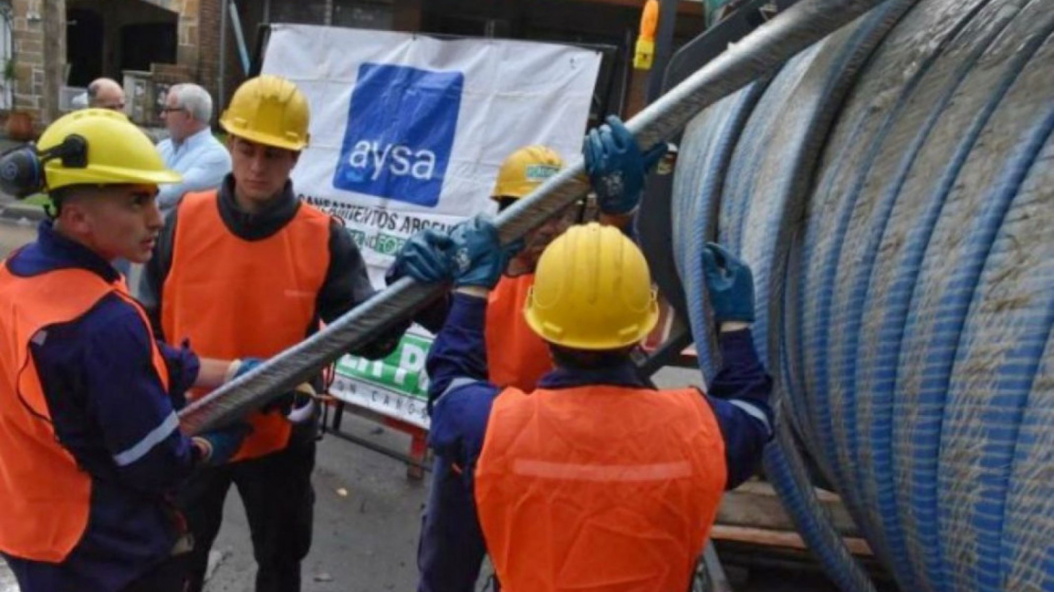 Un trabajador de AySa murió aplastado por un caño