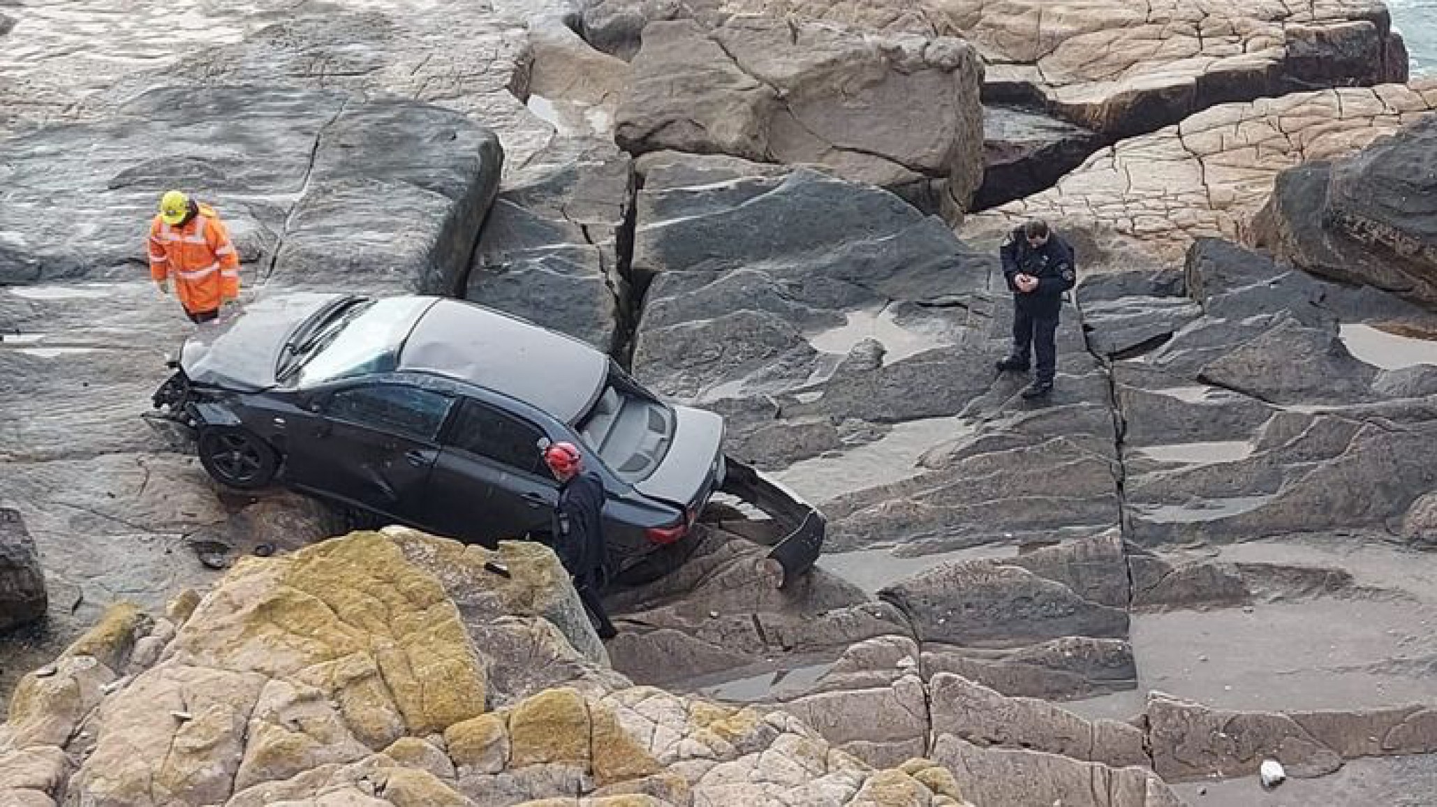 Un hombre cayó al vacío con su auto en una playa