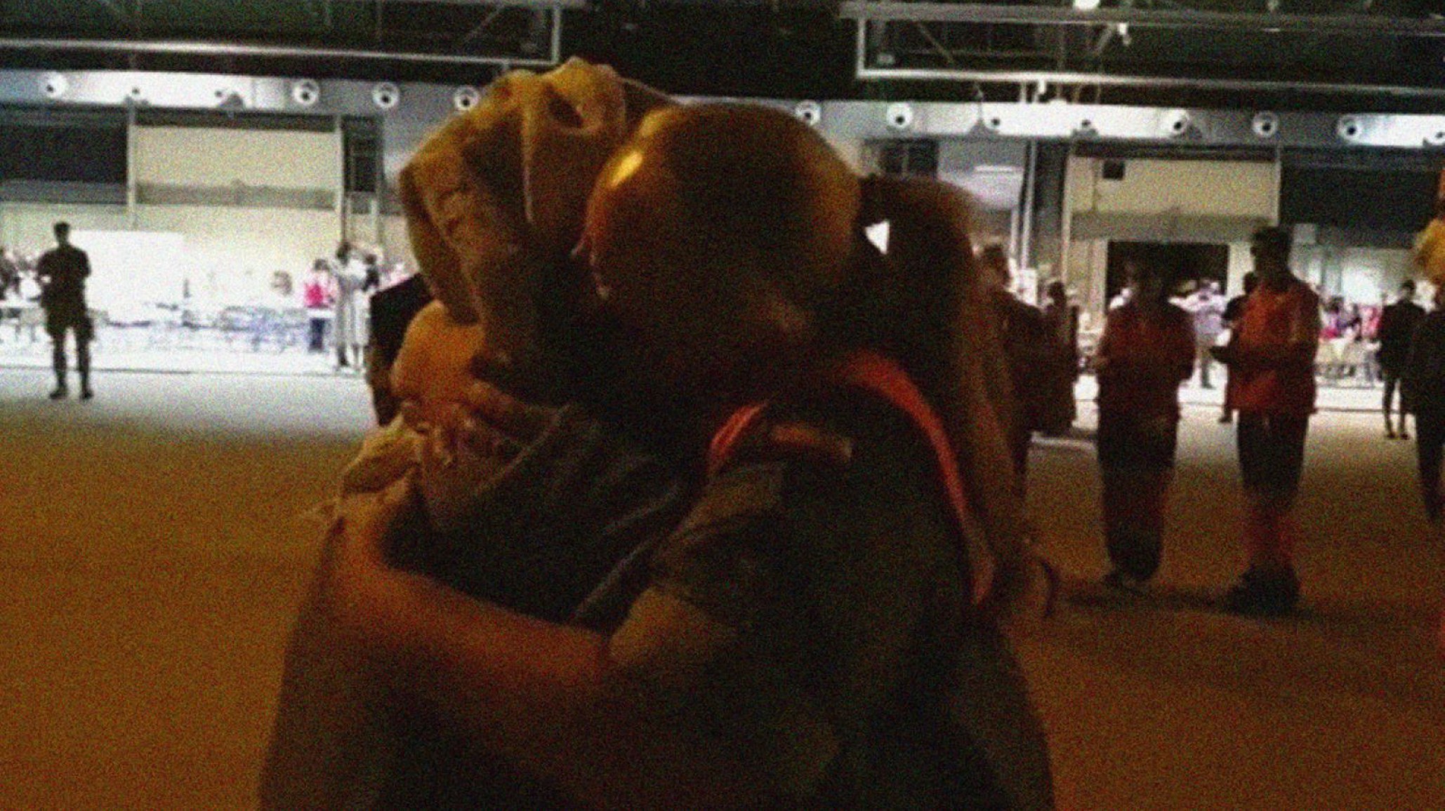 El abrazo de militar española a afgana refugiada conmovió las redes sociales