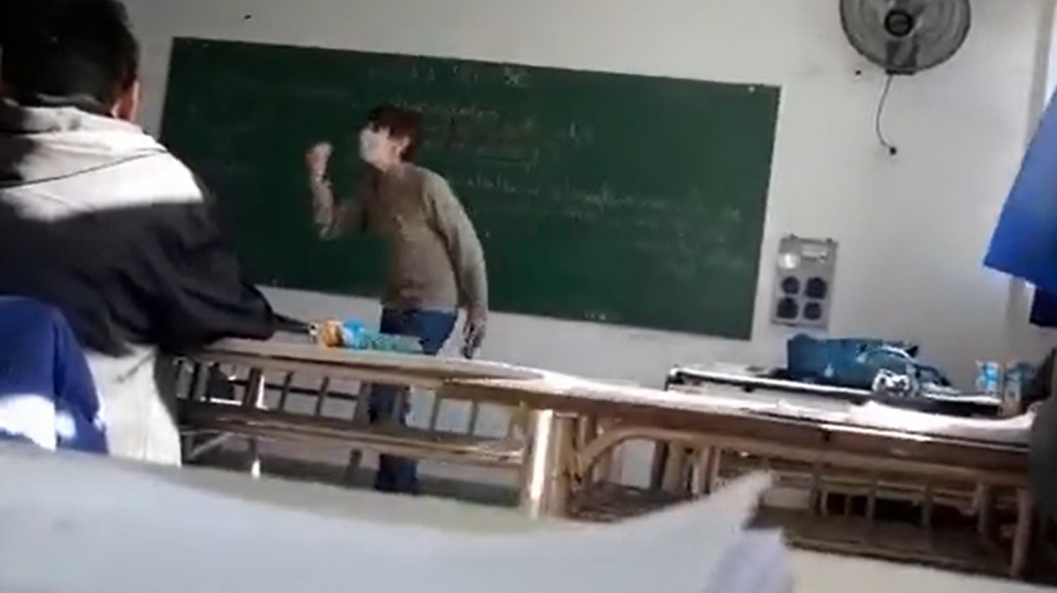 Un video de docente adoctrinando a sus alumnos generó polémica