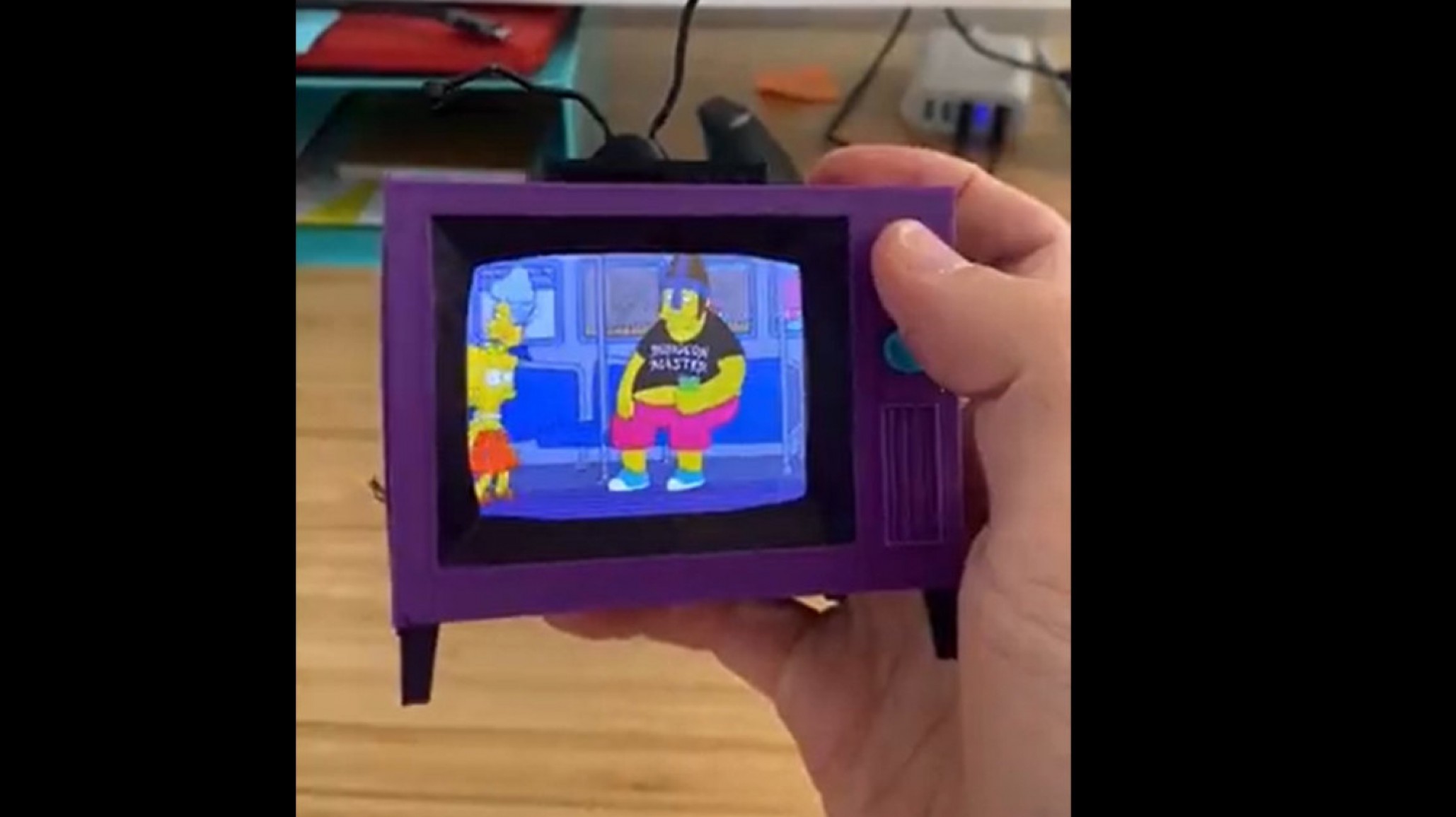 Un fanático de los Simpson recreó en 3D la tv del programa con episodios y fue furor