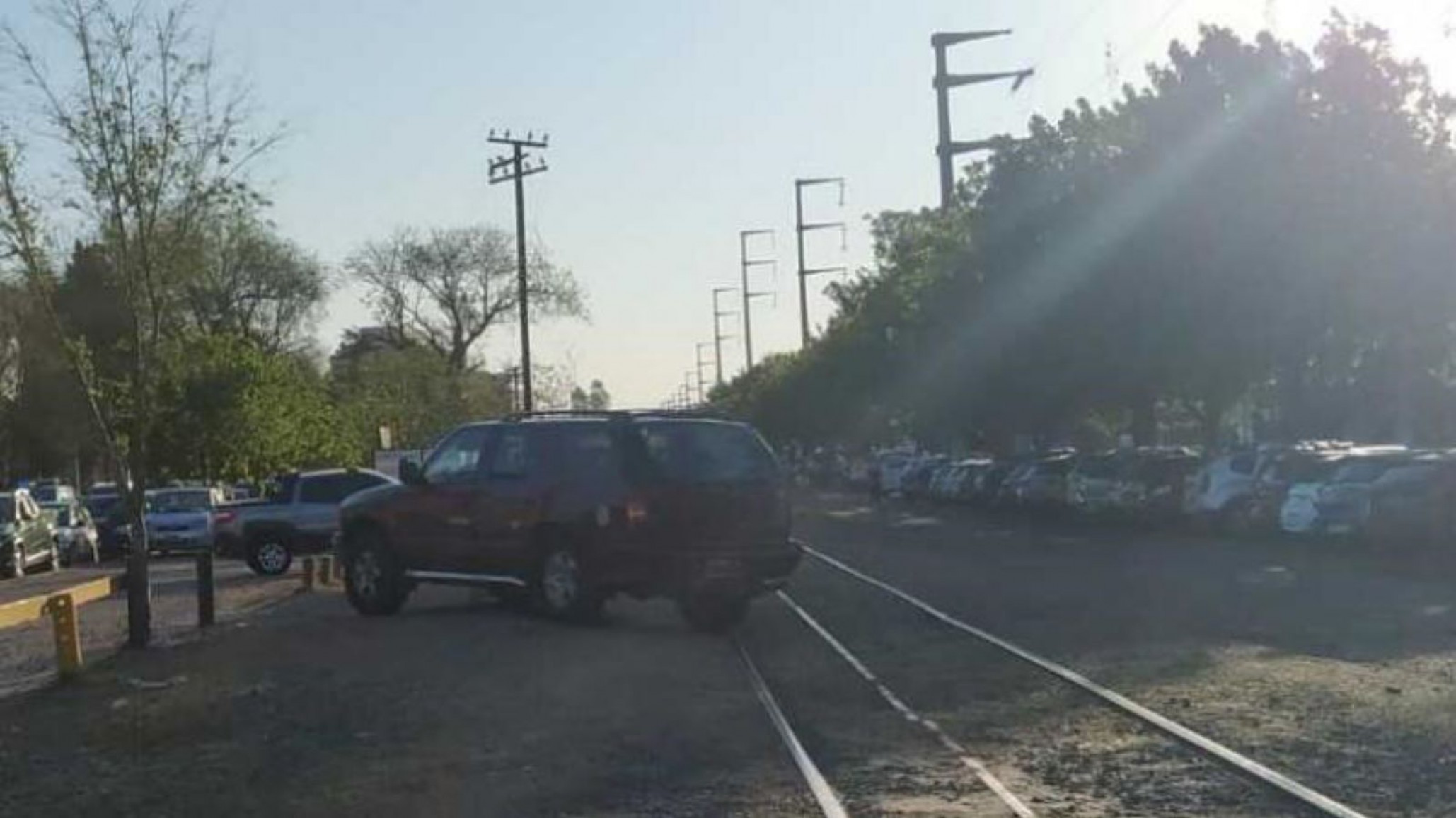 Estacionaron autos en las vías para ver a Mau y Ricky “el tren esperó media hora”