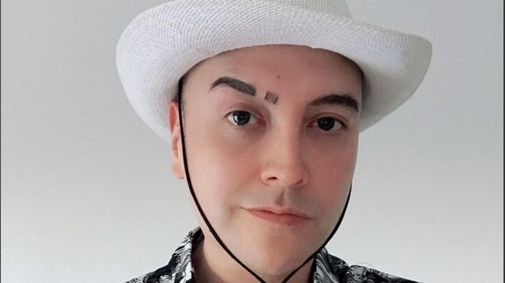 En video Leo García mostró golpes “No puede ser que por ser homosexual se me maltrate”